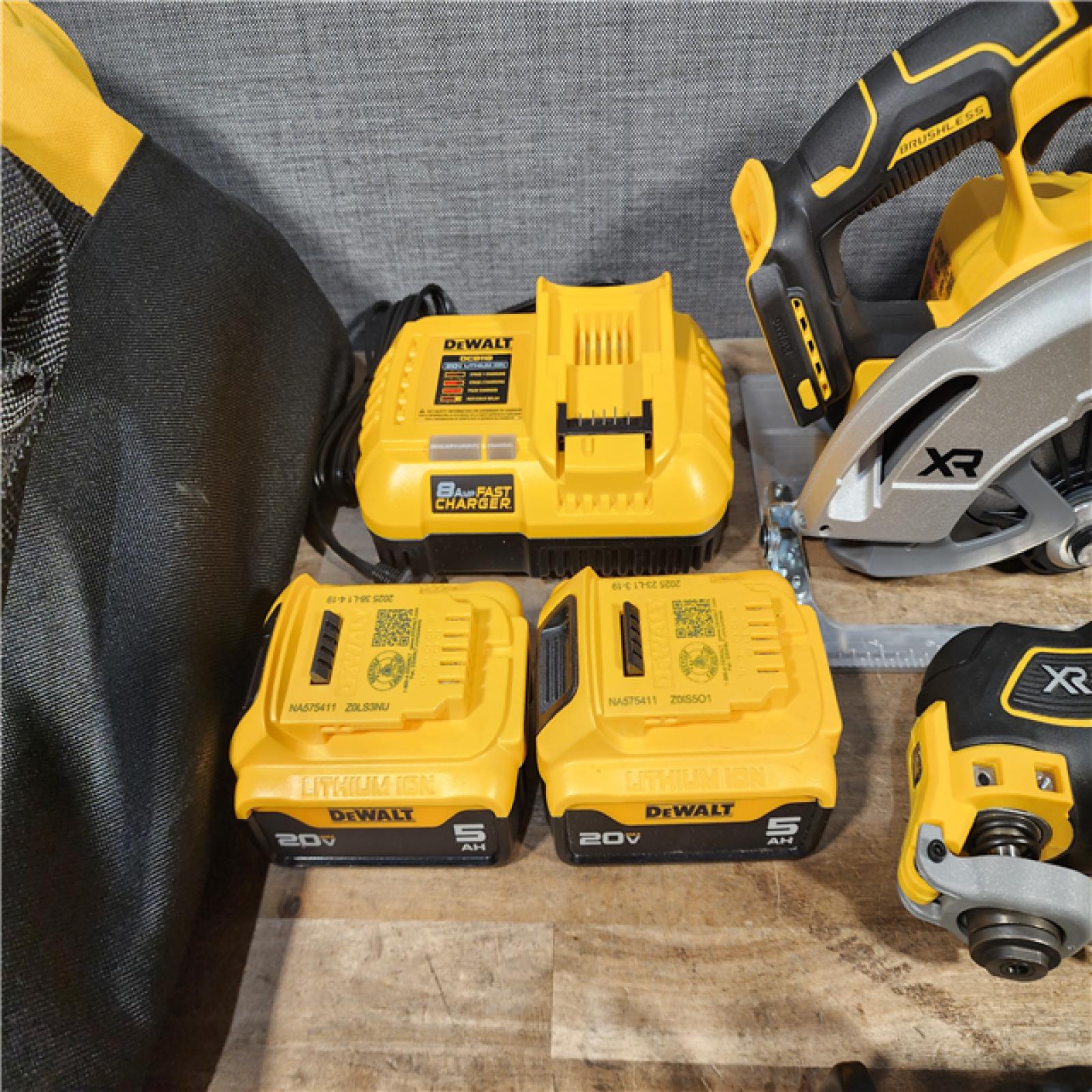 HOUSTON LOCATION - AS-IS DEWALT 5 TOOL COMBO KIT