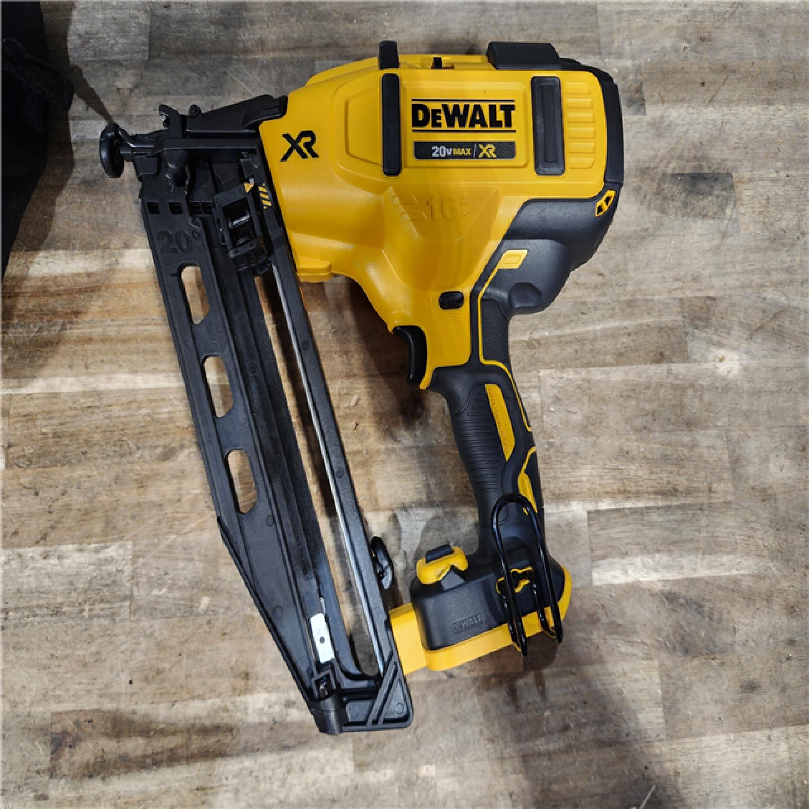 HOUSTON LOCATION - AS-IS DEWALT 20V MAX XR 16-Gauge Electric Cordless Angled Finishing Nailer Kit