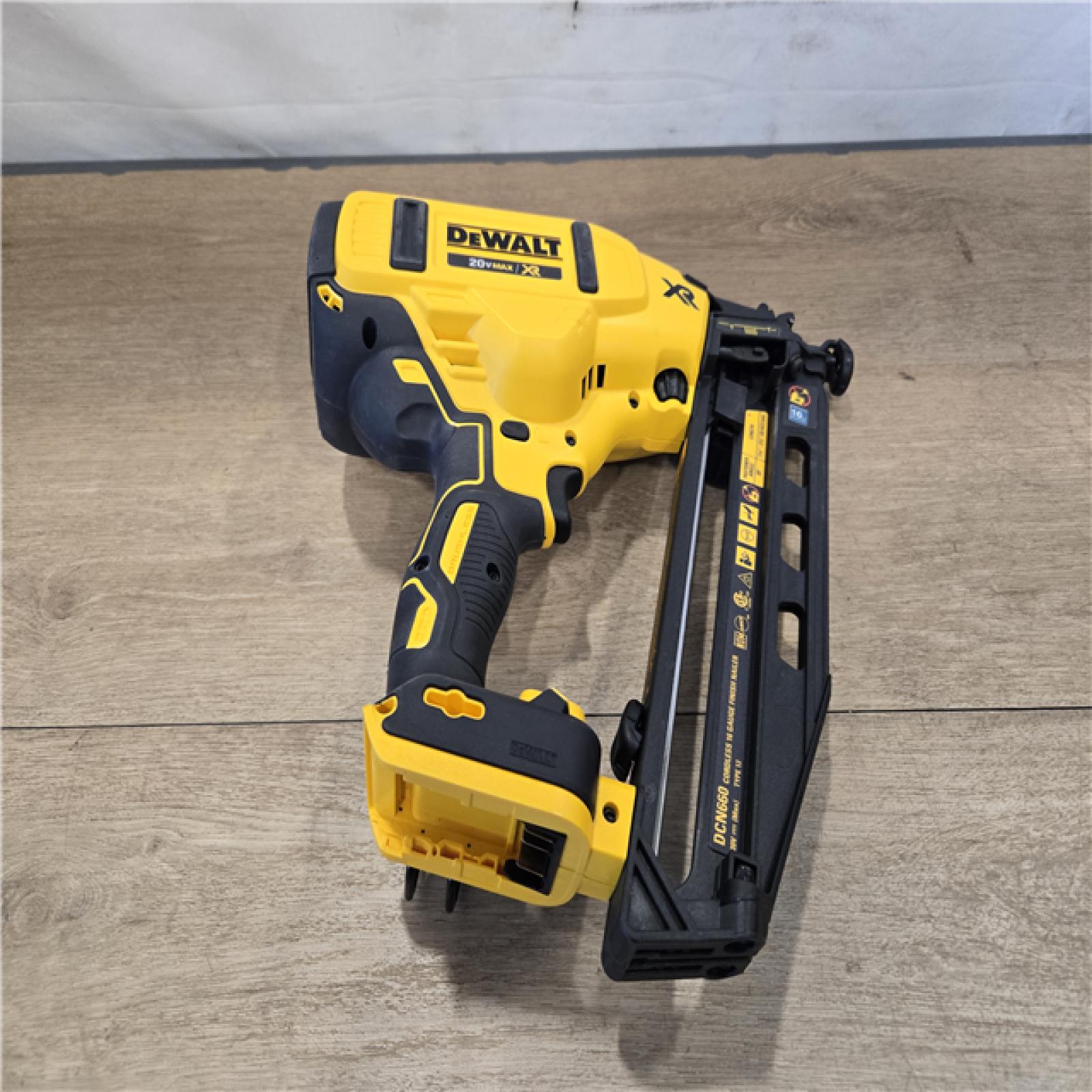 AS-IS DEWALT 20V MAX XR 16-Gauge Electric Cordless Angled Finishing Nailer Kit