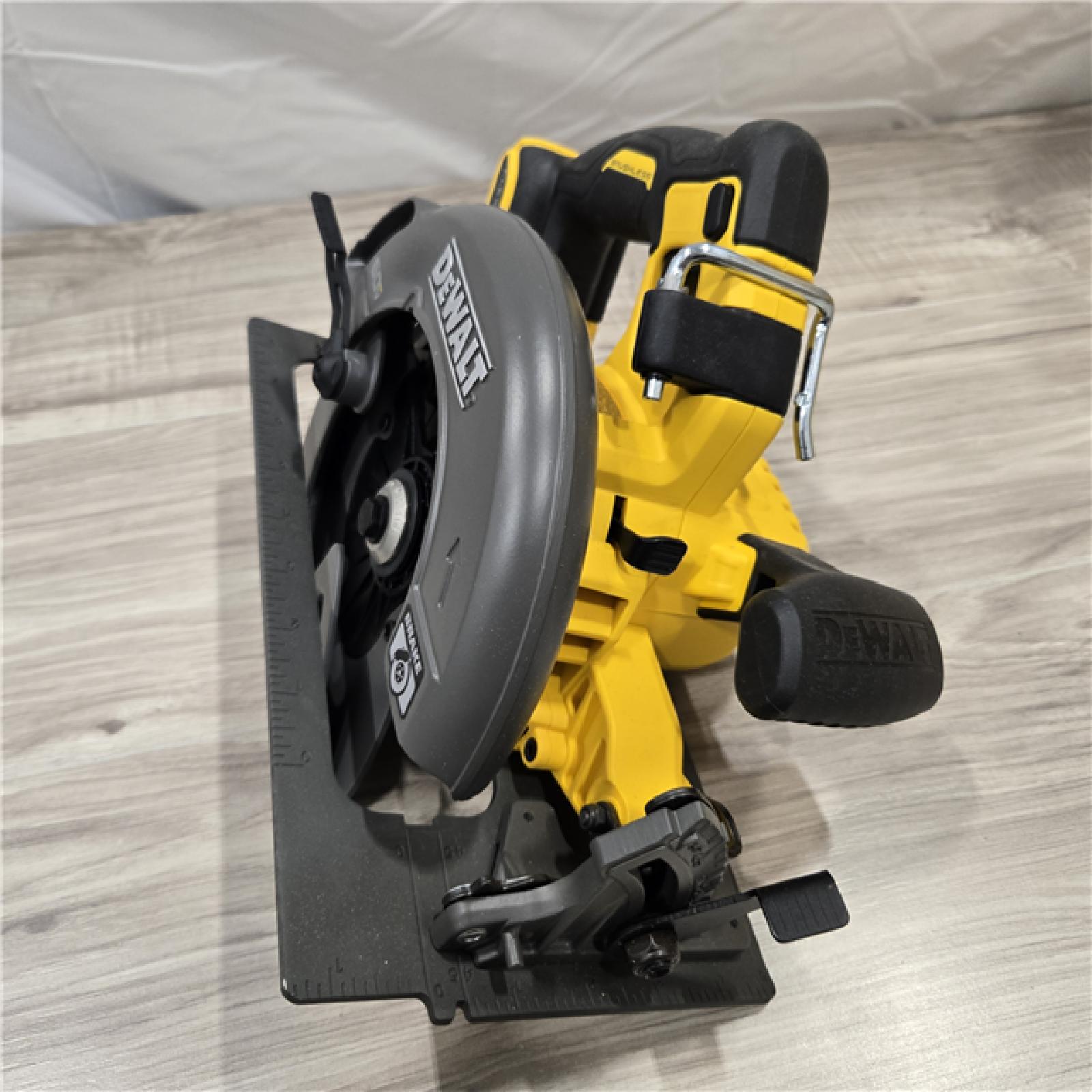 LIKE NEW! - DeWALT Flexvolt Max 7-1/4  60V Brushless Circular Saw DCS578B