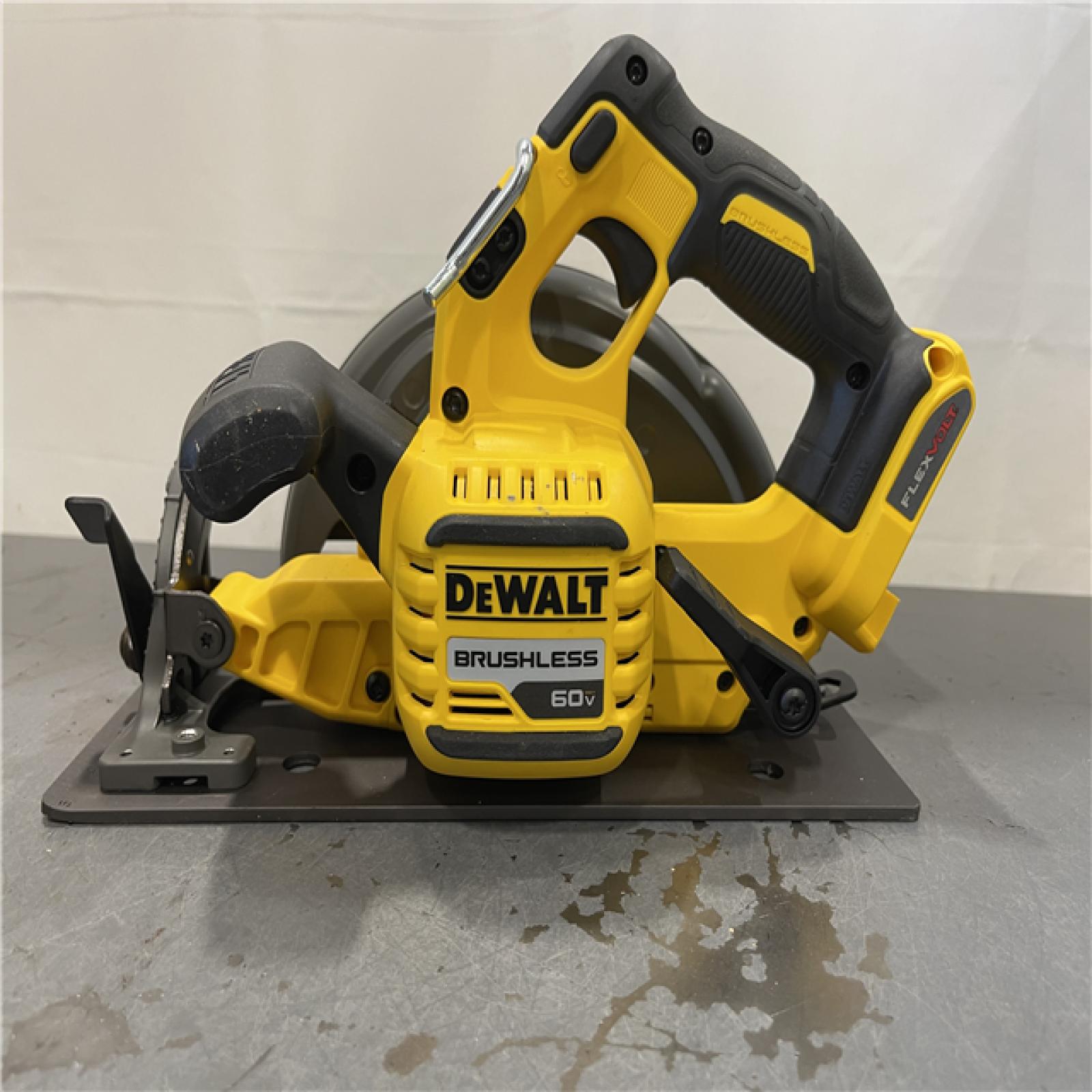 AS-IS - DeWALT FLEXVOLT 60V MAX Cordless Brushless 7-1/4 in. Circular Saw with Brake