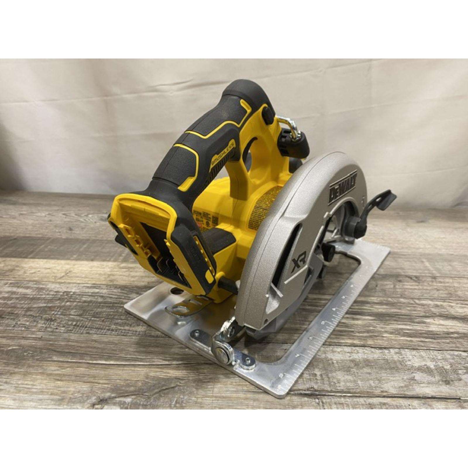 AS-IS DEWALT 20V MAX Lithium-Ion 7-1/4 in. Cordless Circular Saw Kit