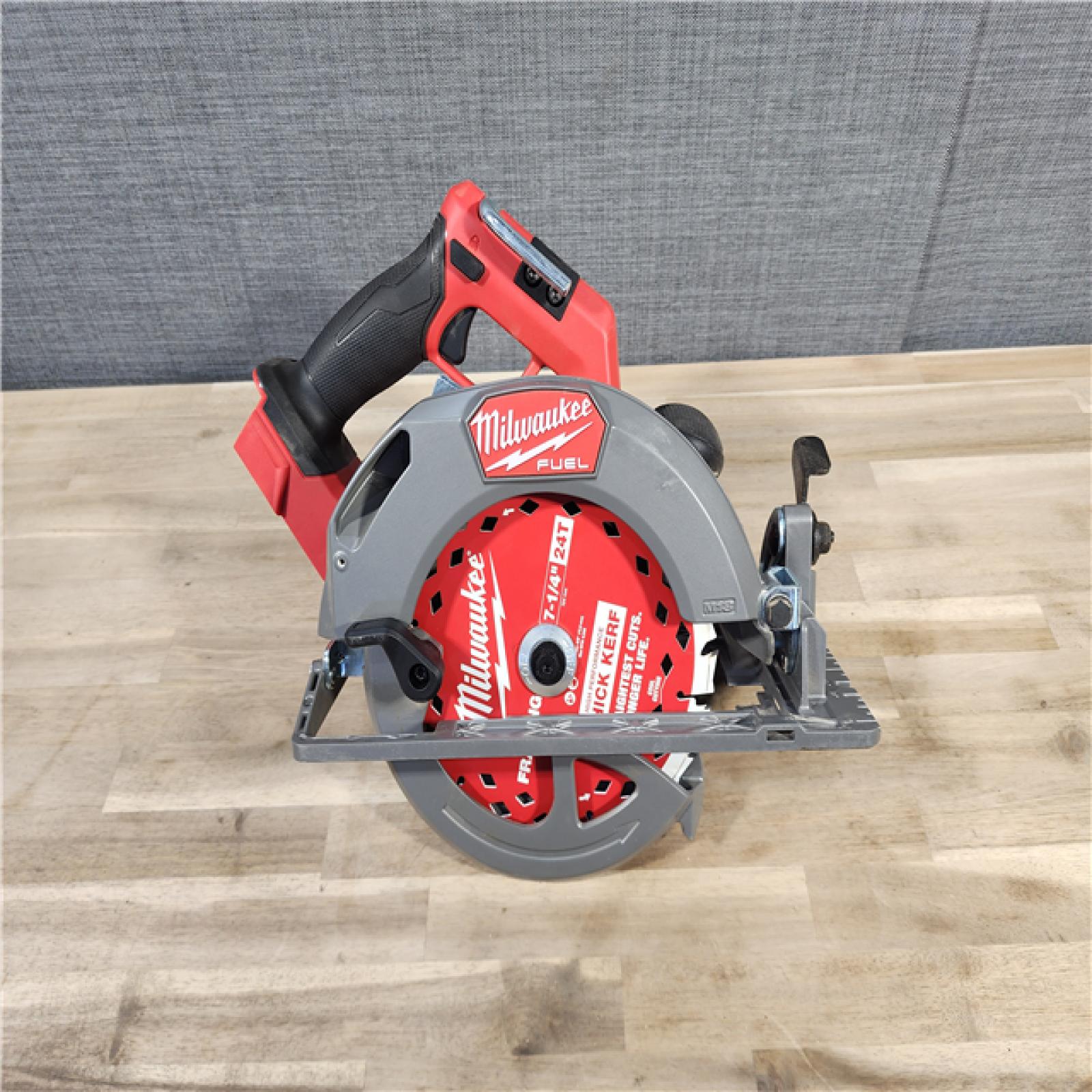 HOUSTON LOCATION - AS-IS Milwaukee Tools M18 FUEL 7-1/4 Circular Saw (Tool Only) 2834-20