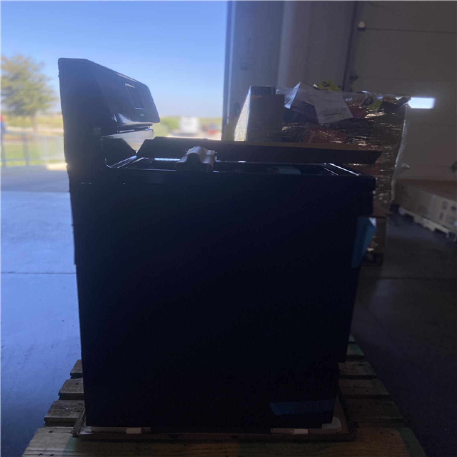 DALLAS LOCATION - Frigidaire 30 Inch Freestanding Gas Range with Simmer Burner  Broiler Drawer  4 Sealed Burners and 4.2 cu. ft. Capacity: Black