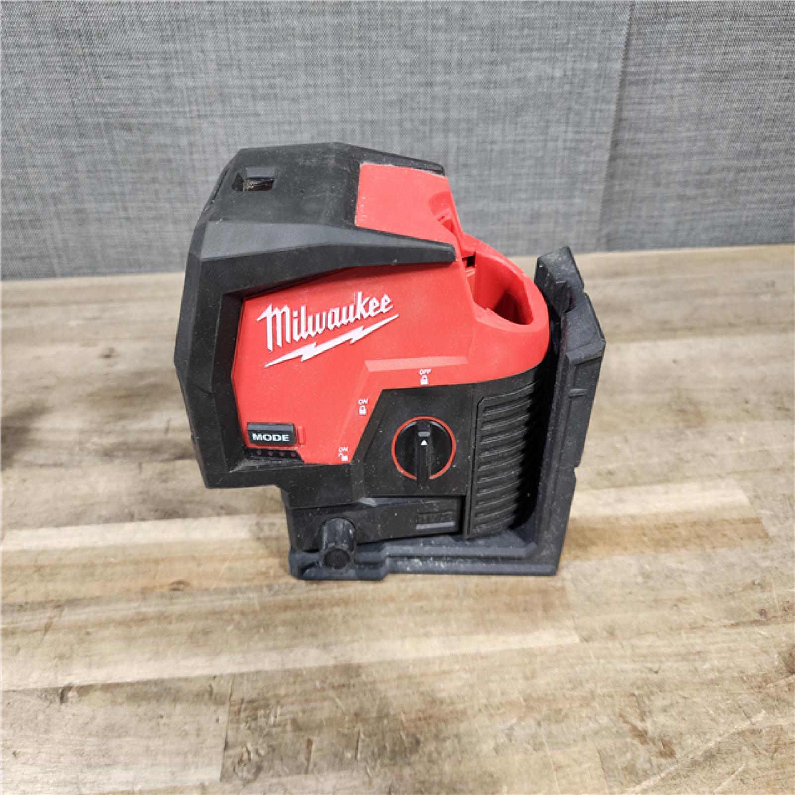 HOUSTON LOCATION - AS-IS Milwaukee Green 125 Ft. Cross Line and Plumb Points Laser Level Kit