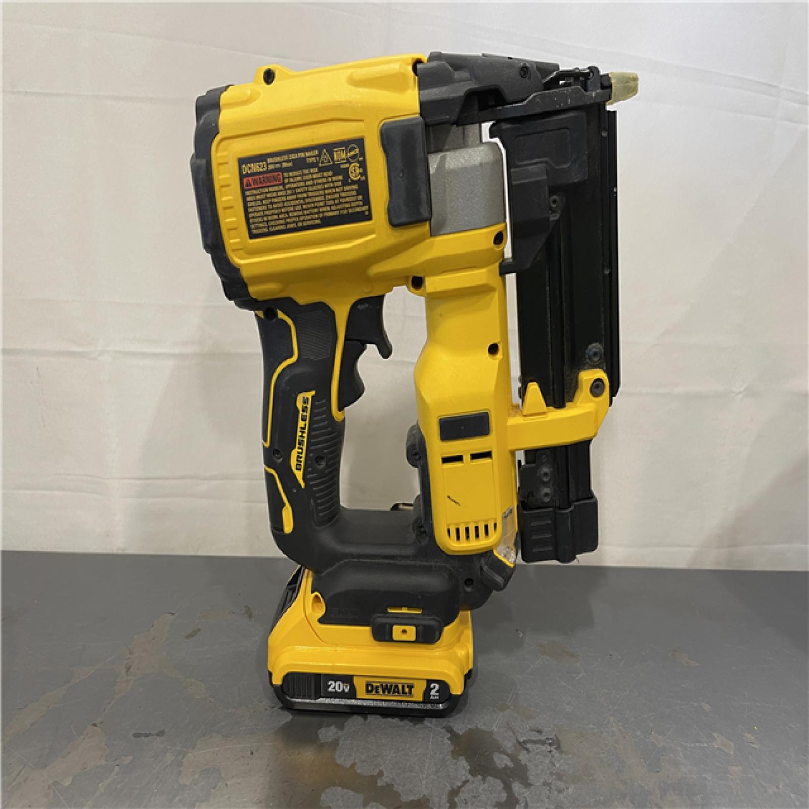 AS-IS - DEWALT ATOMIC 20V MAX Lithium Ion Cordless 23 Gauge Pin Nailer Kit