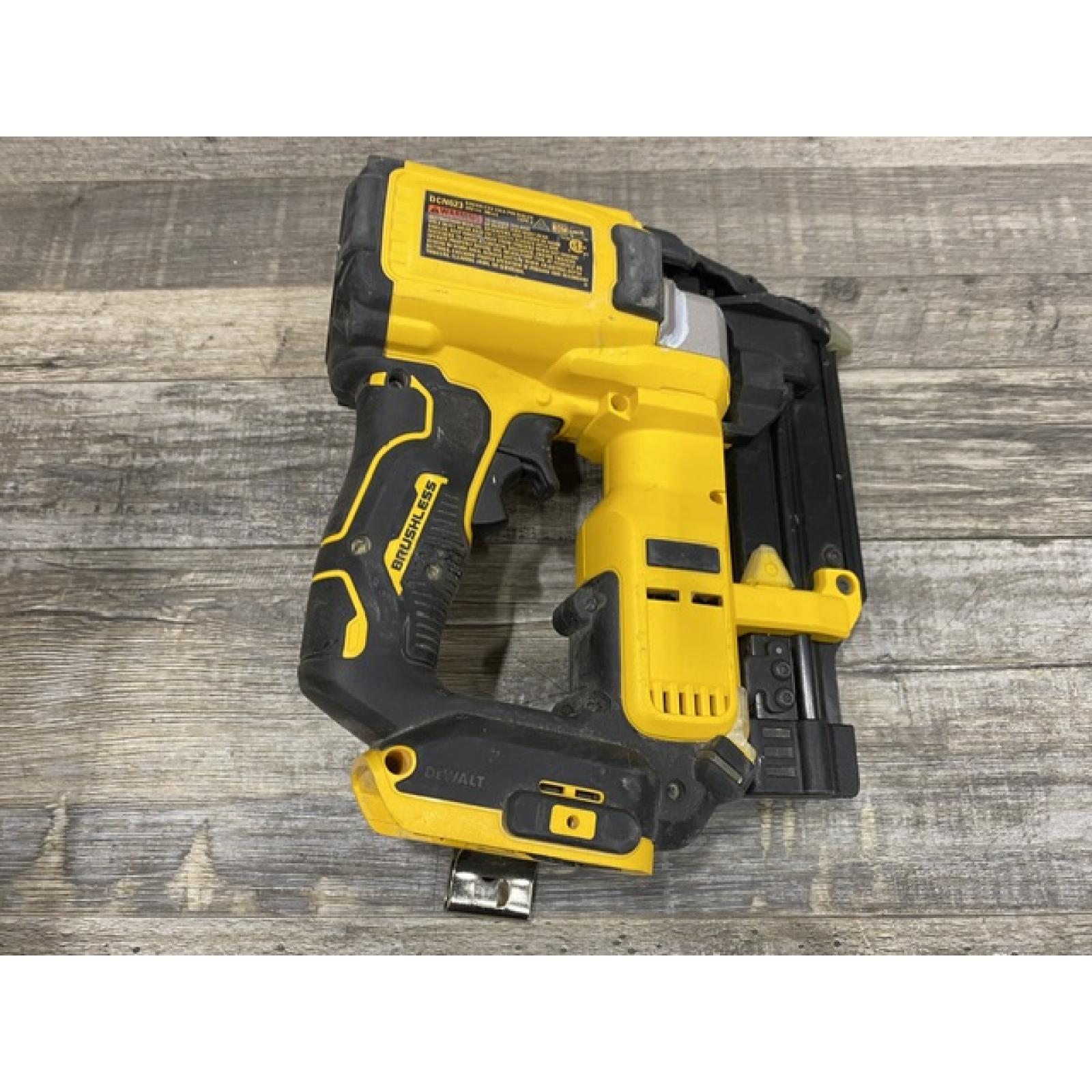 AS-IS DEWALT ATOMIC 20V MAX Lithium Ion Cordless 23 Gauge Pin Nailer Kit