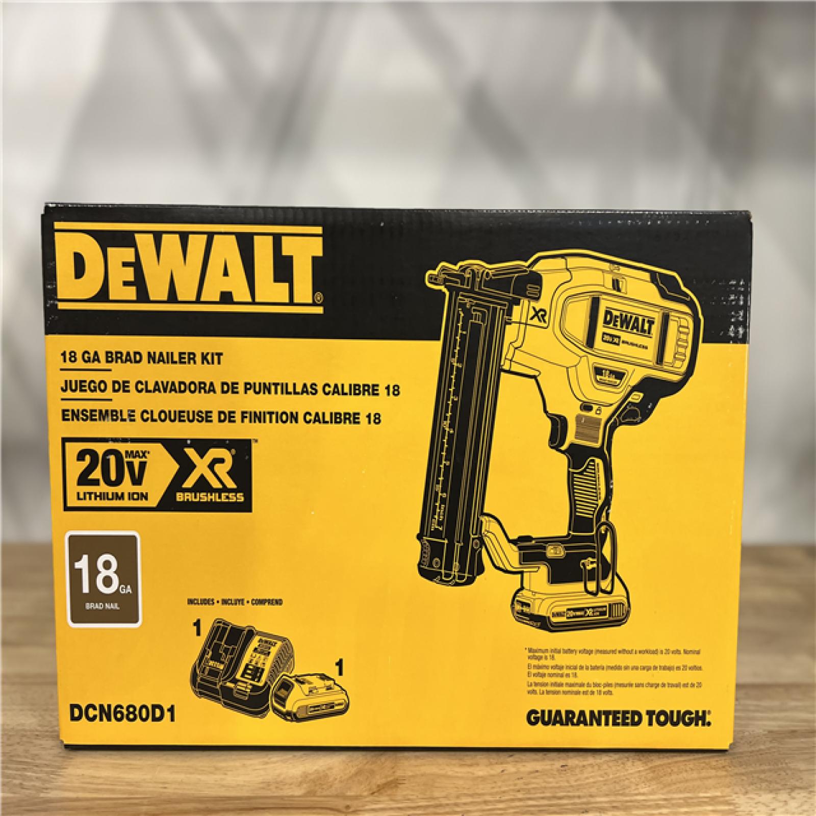 NEW! DEWALT 20V MAX XR 18 Gauge Brad Nailer Kit