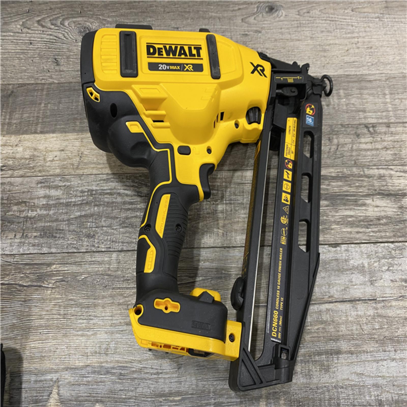 AS-IS DEWALT 20V MAX XR 16-Gauge Electric Cordless Angled Finishing Nailer Kit
