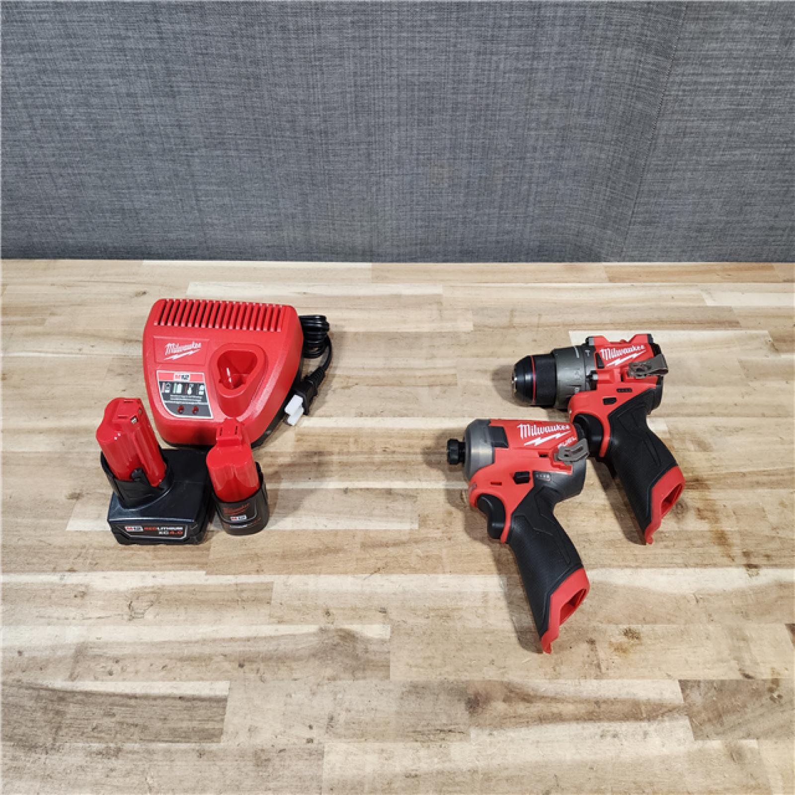 HOUSTON LOCATION - AS-IS MILWAUKEE 2 TOOL COMBO KIT W/ (2) BATTERY & CHARGER