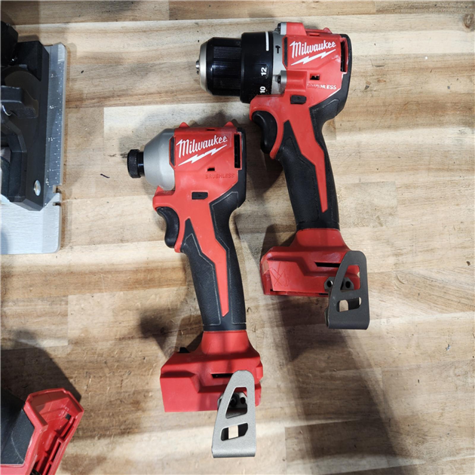 HOUSTON LOCATION - AS-IS MILWAUKEE 4 TOOL COMBO KIT W/ (2) BATTERY & CHARGER