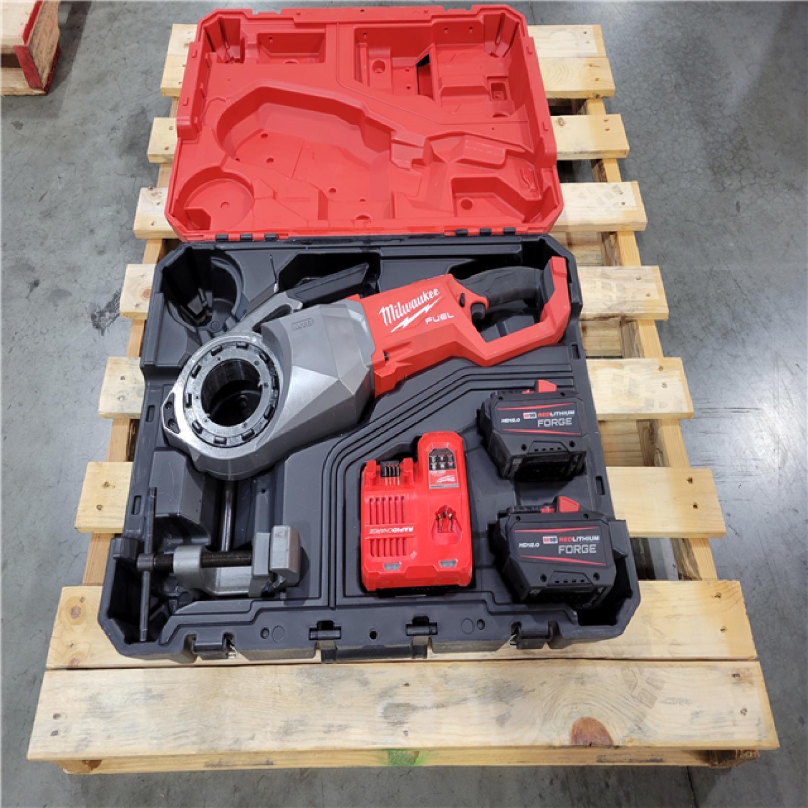 CALIFORNIA AS-IS MILWAUKEE PIPE THREADER WITH 2 BATTERIES AND A CHARGER