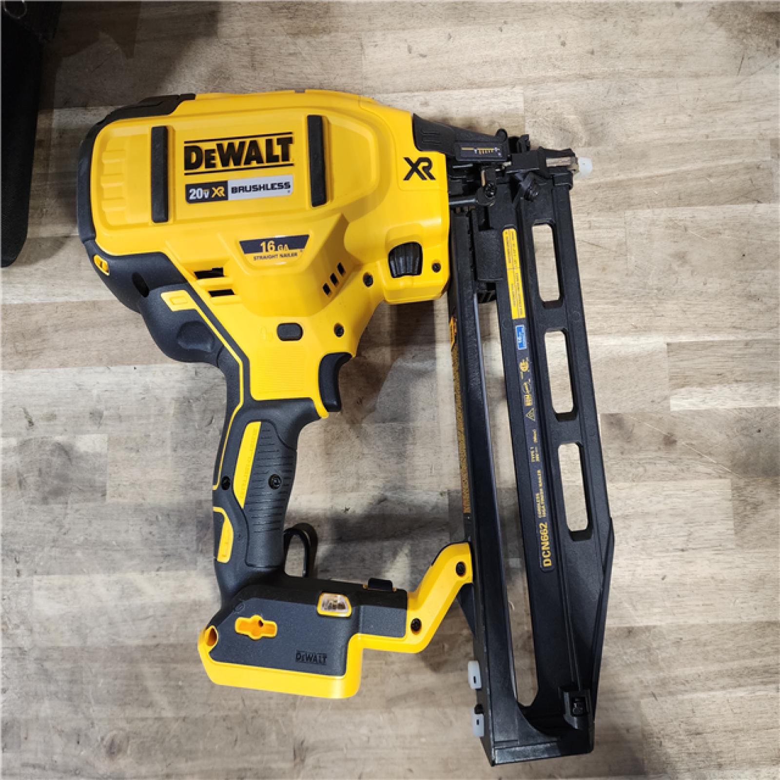 HOUSTON LOCATION - AS-IS Dewalt 20-Volt MAX XR Lithium-Ion 16-Gauge Cordless Finish Nailer Kit