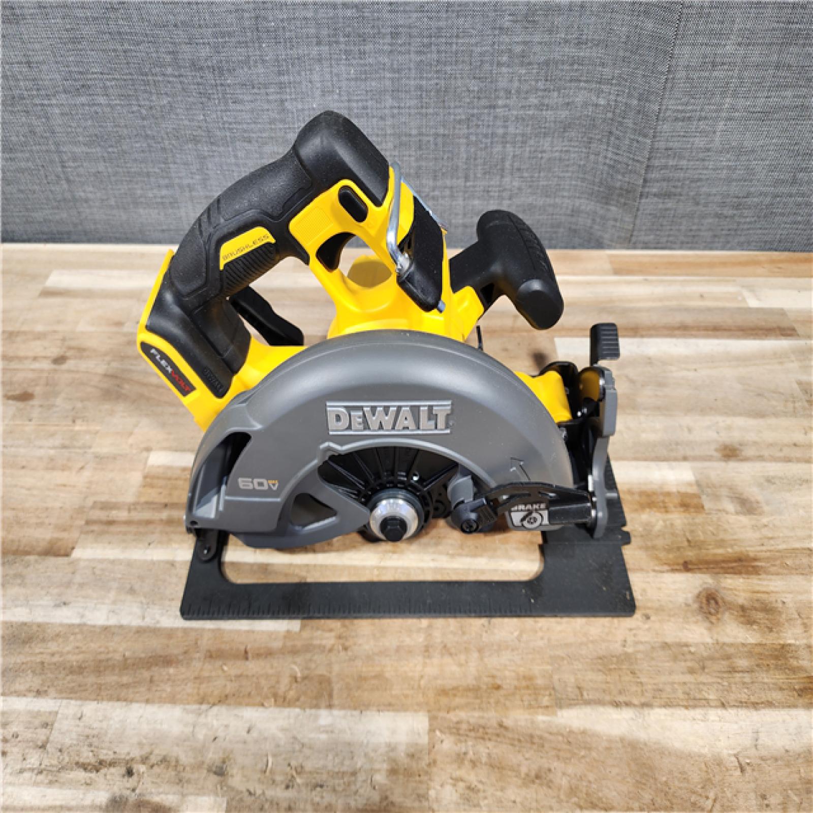 HOUSTON LOCATION - AS-IS (APPEARS LIKE NEW) DEWALT FLEXVOLT 60V MAX Cordless Brushless 7-1/4 in. Circular Saw with Brake (Tool Only)