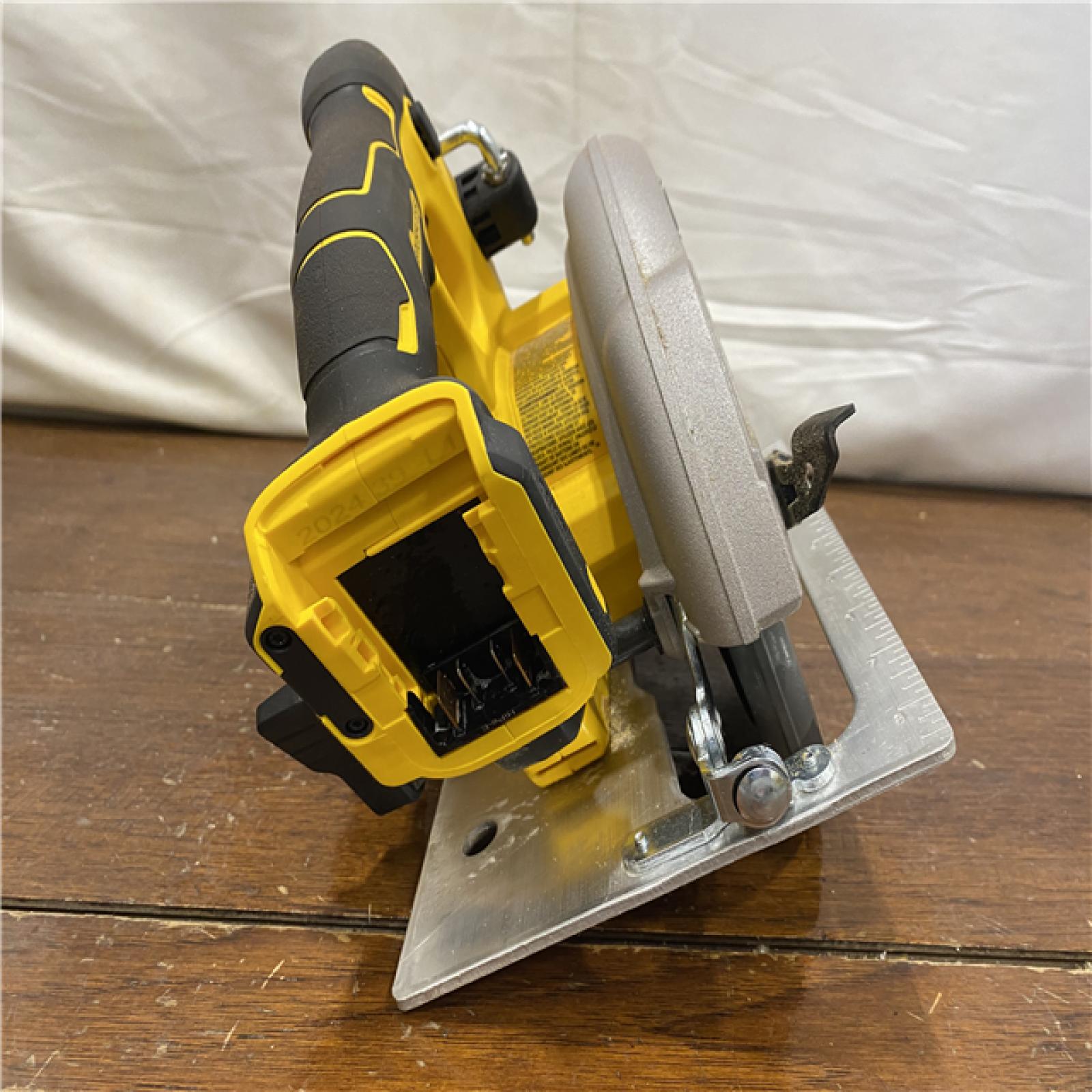 AS-IS DEWALT 20-Volt MAX 7-1/4 in. Cordless Circular Saw (Tool Only)