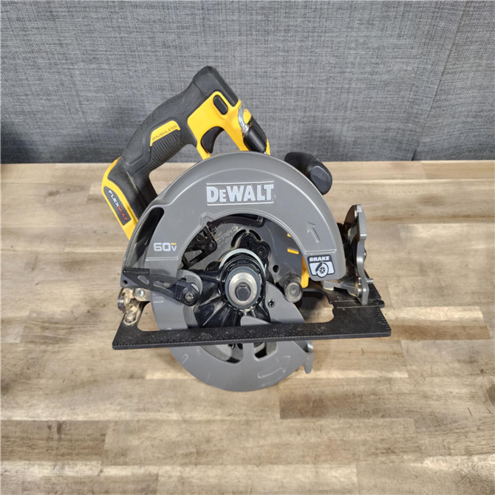 HOUSTON LOCATION - AS-IS DeWALT Flexvolt Max 7-1/4  60V Brushless Circular Saw DCS578B (Bare Tool)