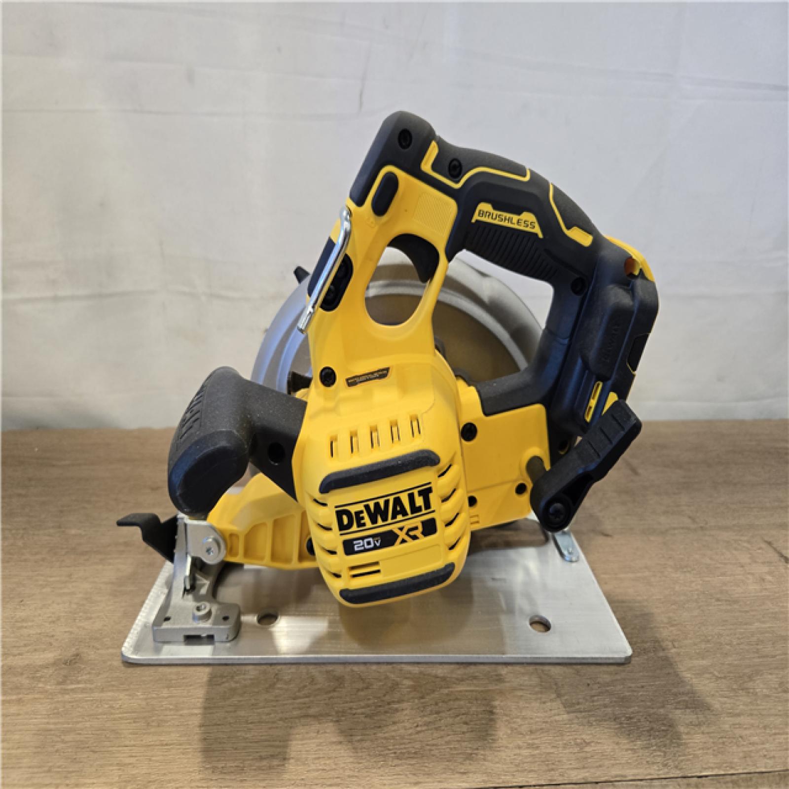 AS-IS DEWALT 20V MAX 7-1/4 in. Cordless Circular Saw (Tool Only)