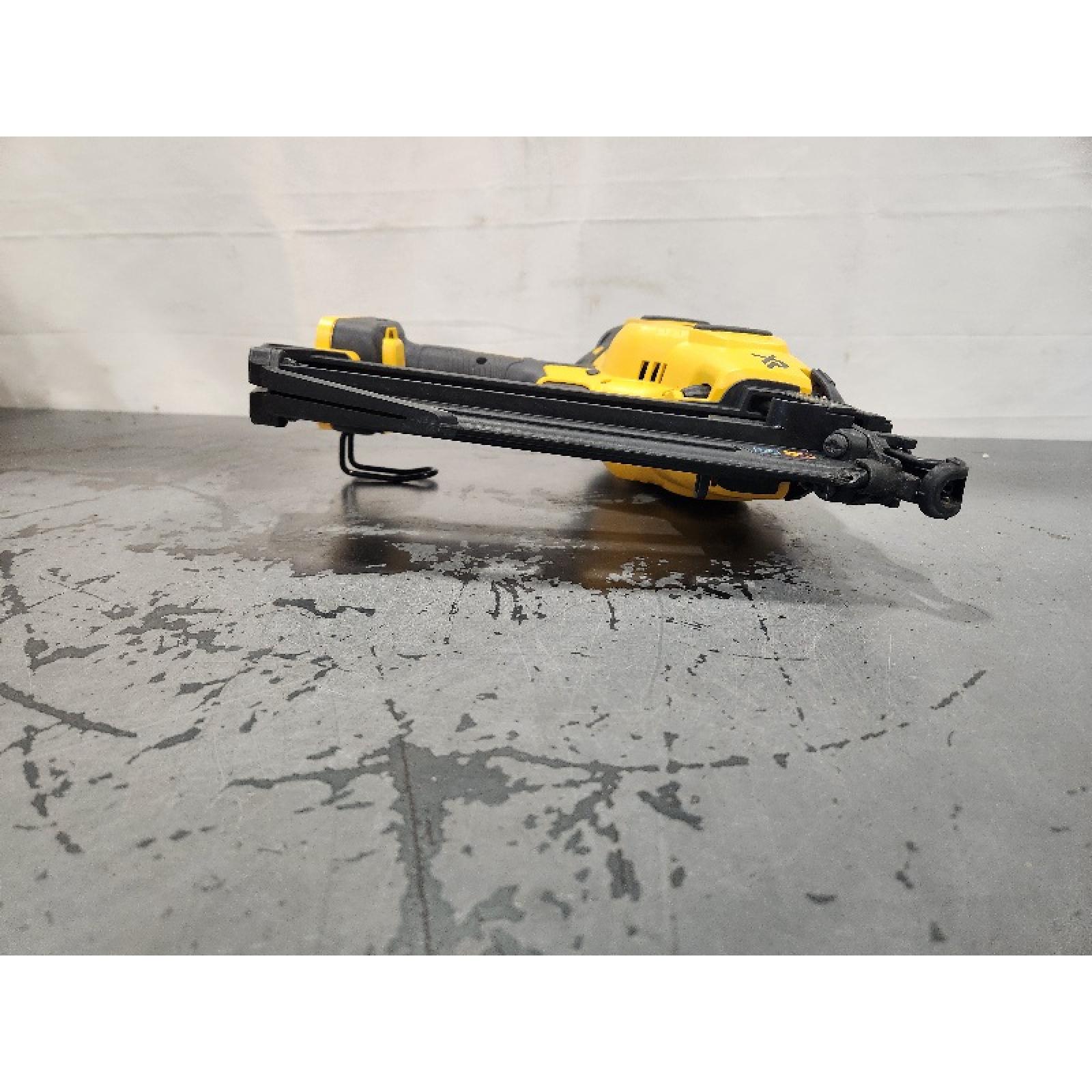 AS-IS- DeWalt 15 GA ANGLED FINISH NAILER KIT W/ BATTERY & CHARGER