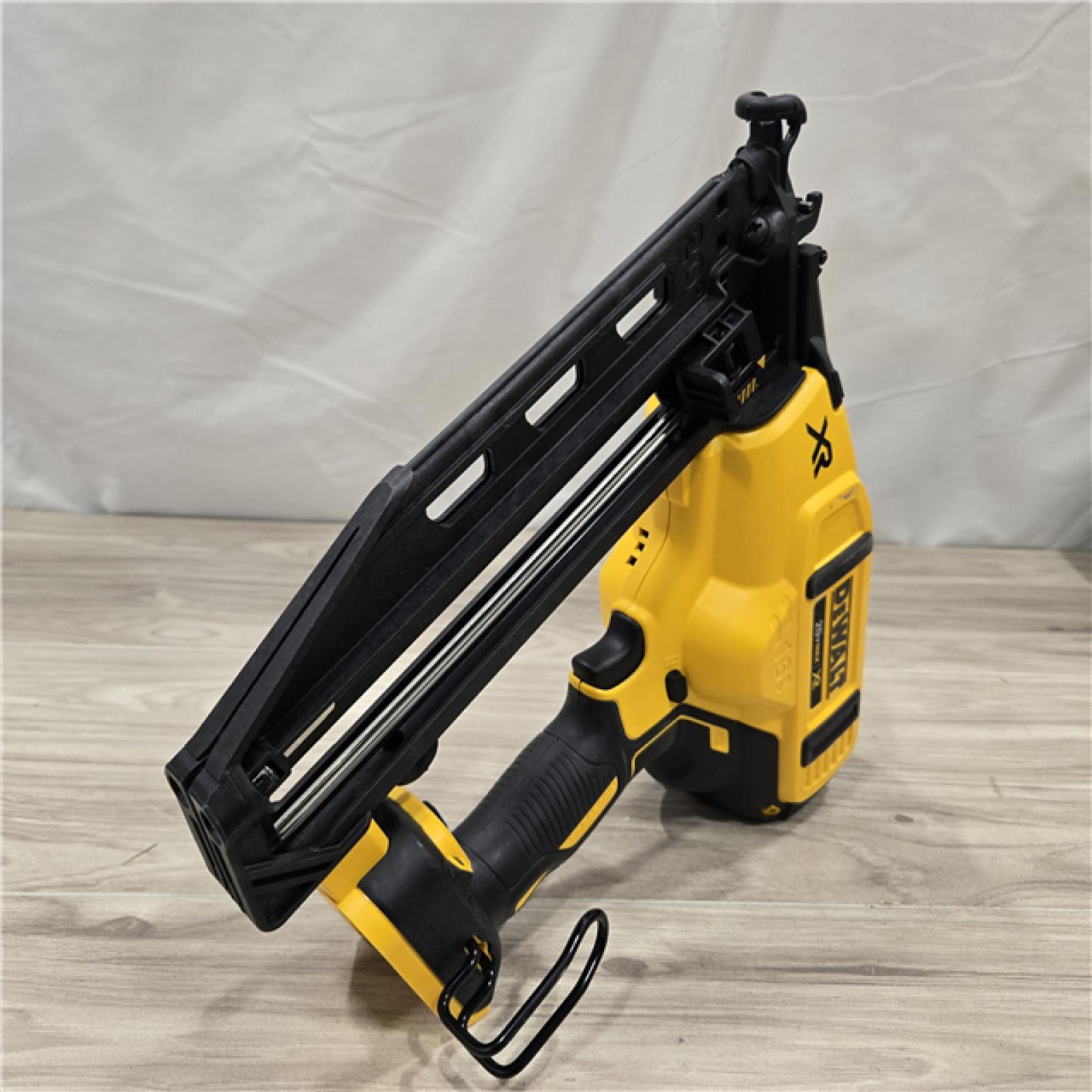 AS-IS DeWalt 20V 16 Gauge Cordless Angled Finish Nailer Kit