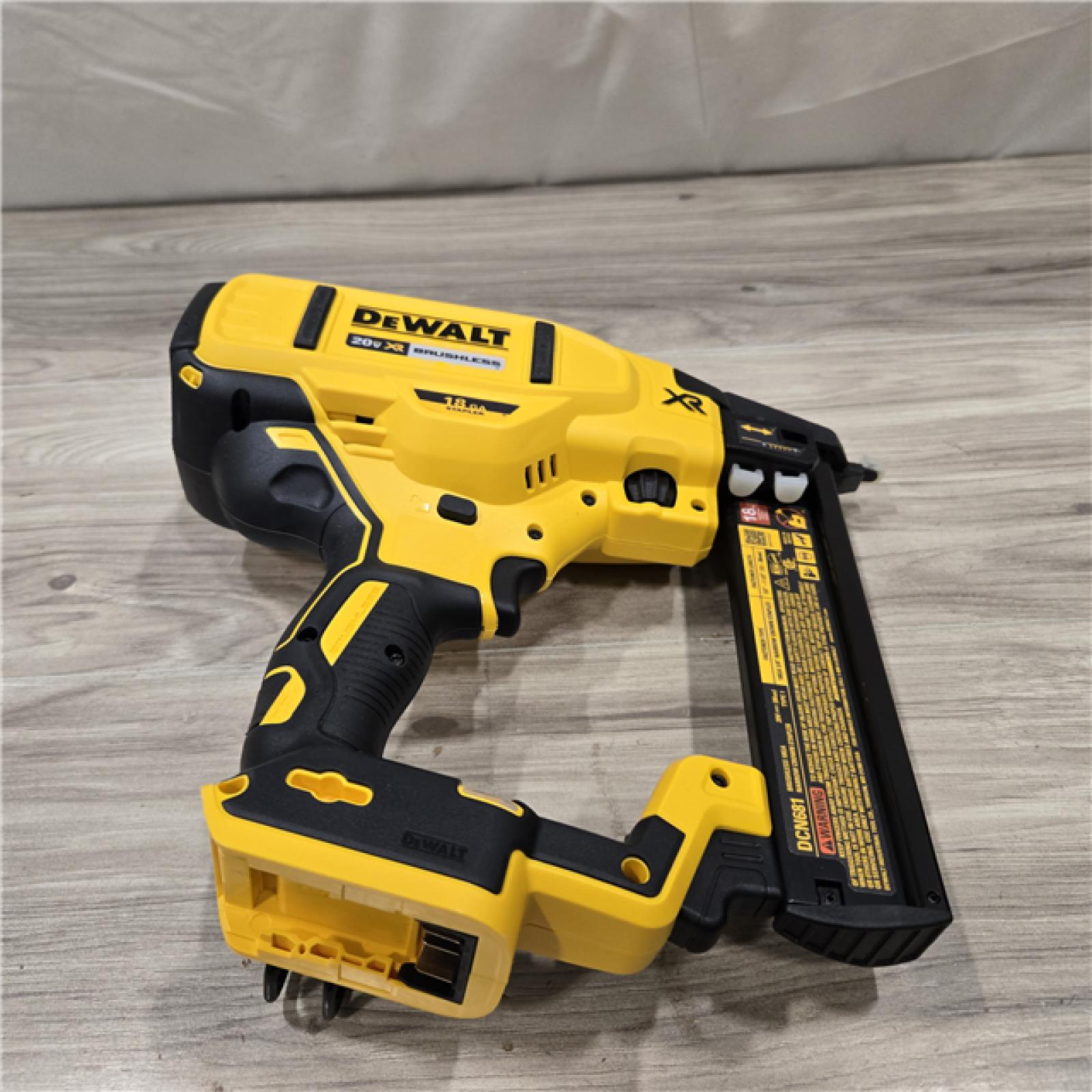 AS-IS DeWALT DCN681D1 20V MAX 18ga Cordless Narrow Crown Stapler Kit