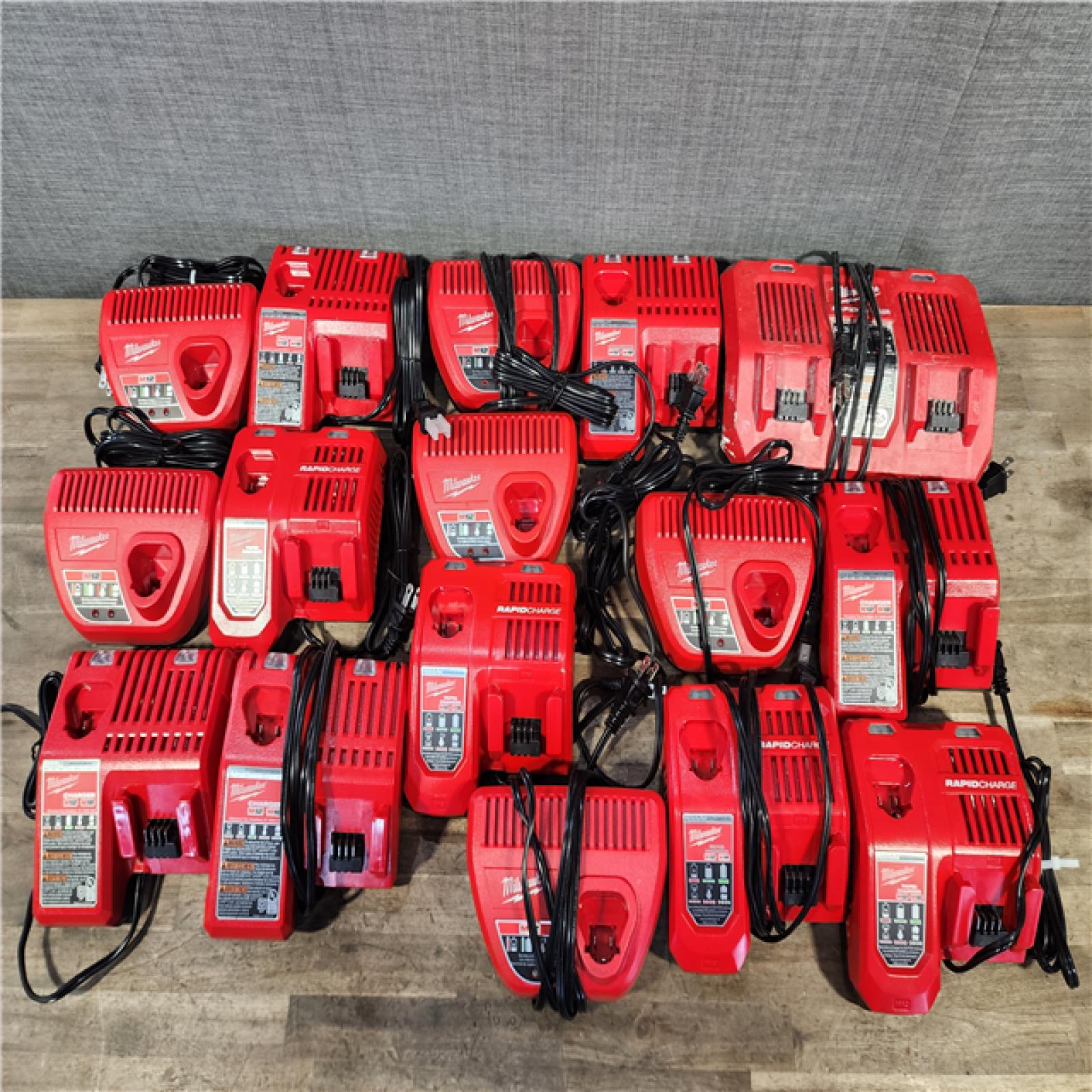 HOUSTON LOCATION - AS-IS MILWAUKEE BATTERY CHARGER PACK QTY - 16