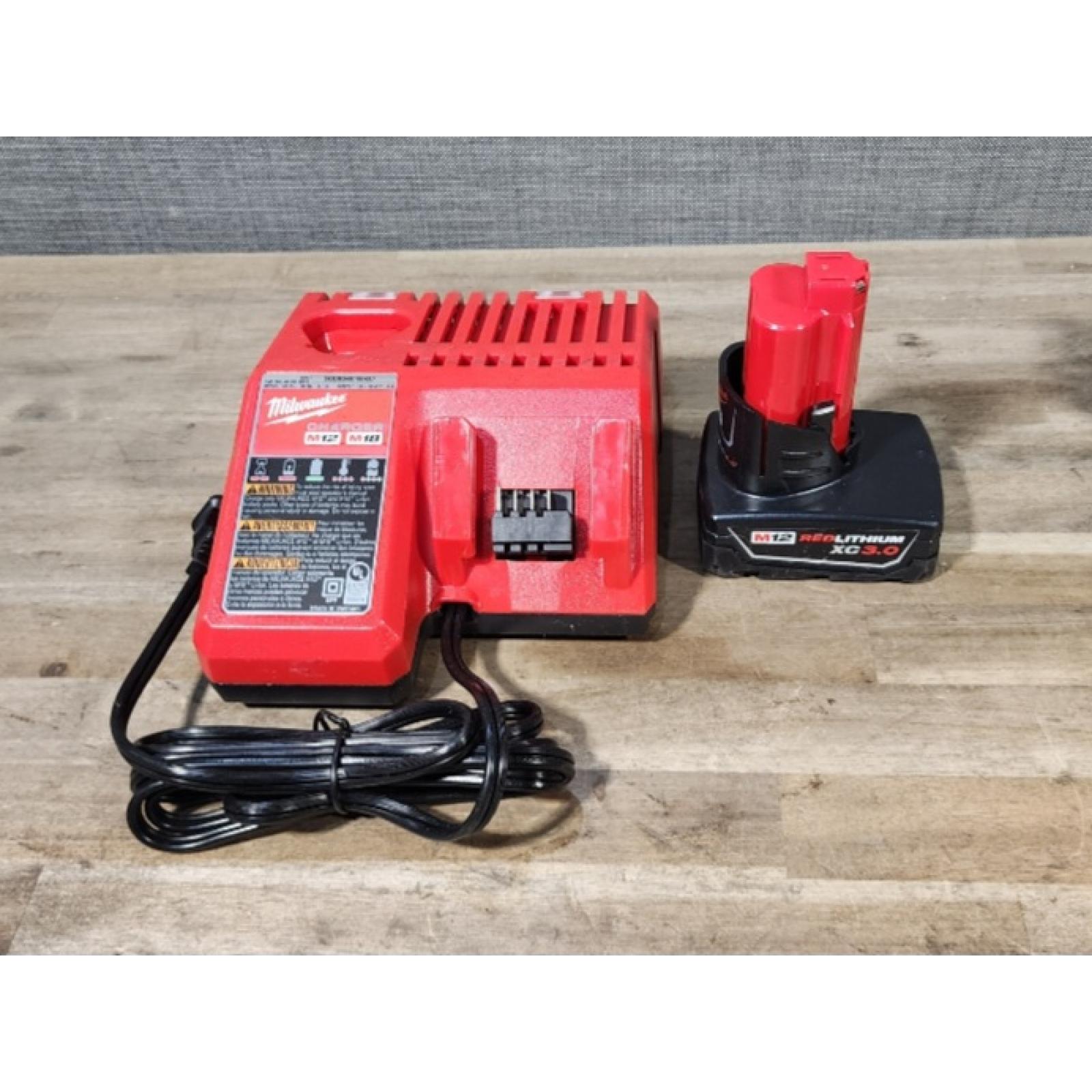 HOUSTON LOCATION - AS-IS Milwaukee Green 125 Ft. Cross Line and Plumb Points Laser Level Kit