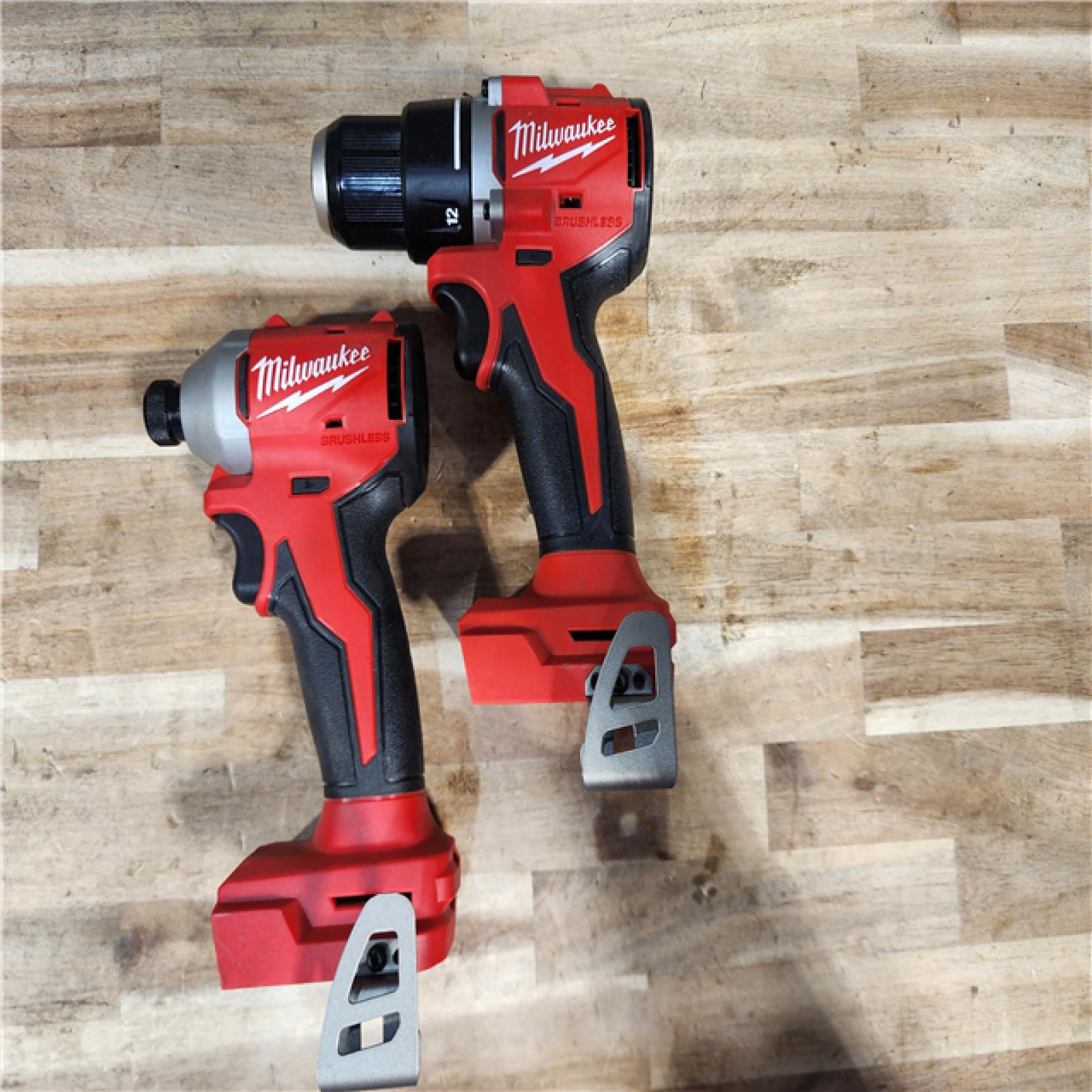 HOUSTON LOCATION - AS-IS MILWAUKEE 2 TOOL COMBO KIT W/ (2) BATTERY & CHARGER