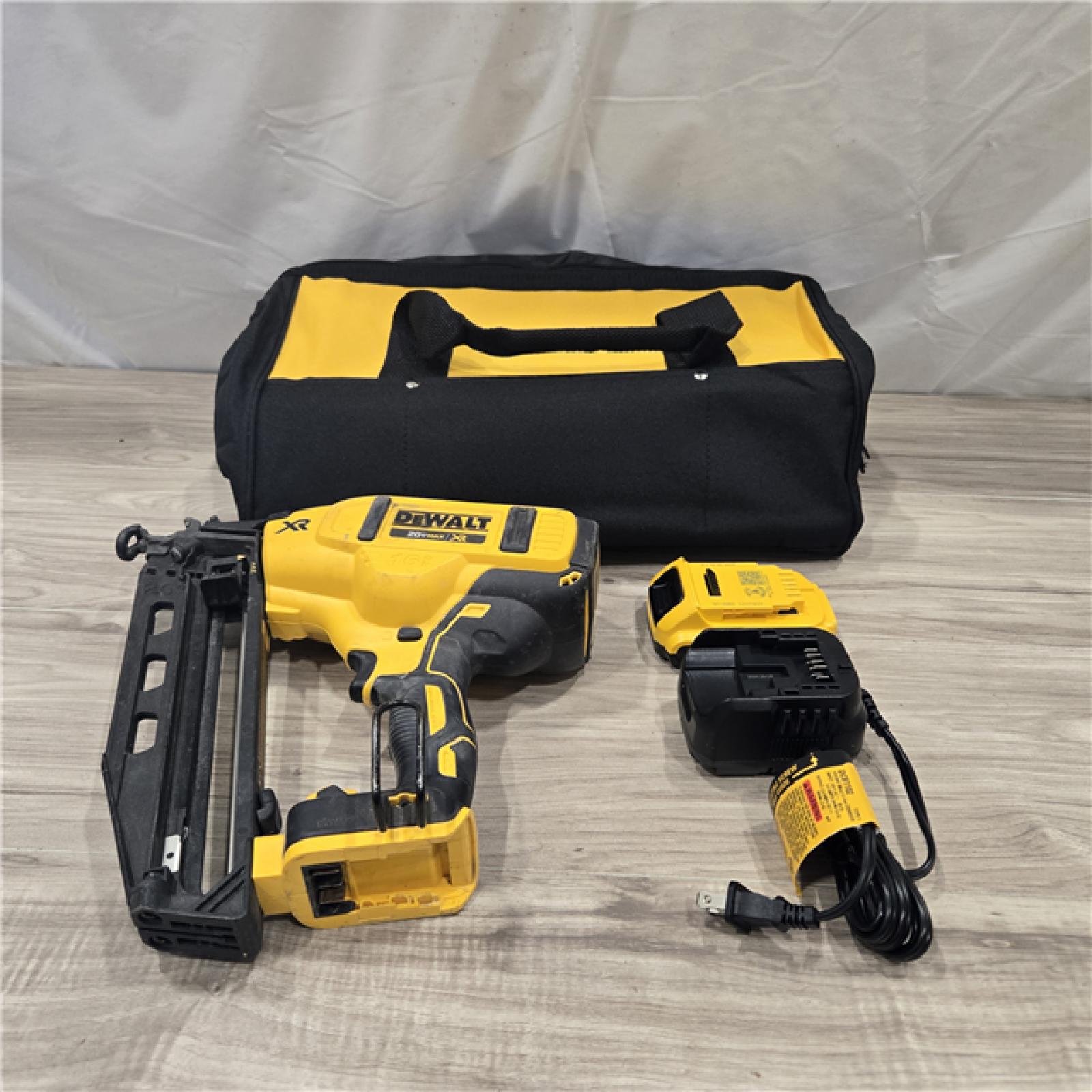 AS-IS DeWalt 20V 16 Gauge Cordless Angled Finish Nailer Kit