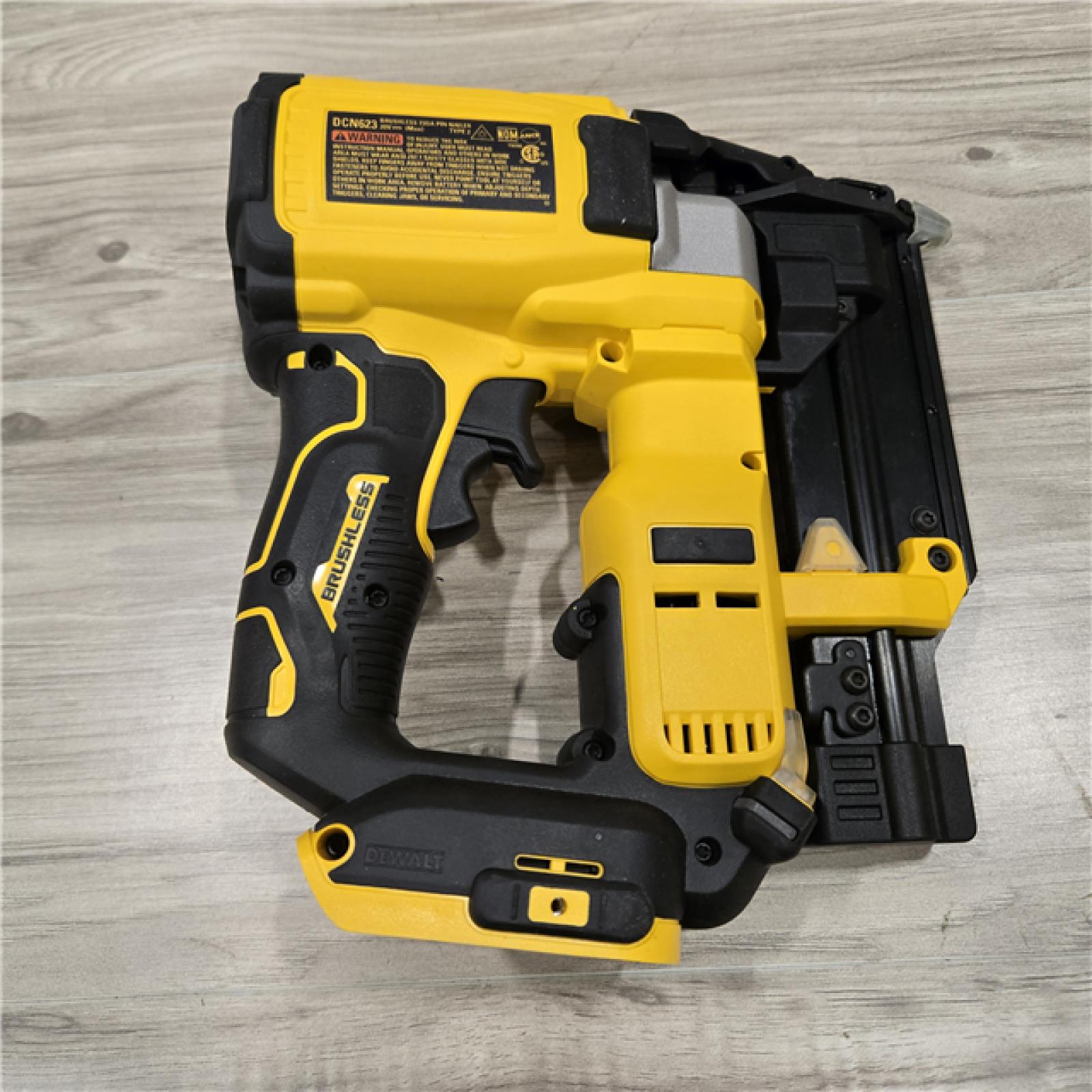 LIKE NEW! - DEWALT ATOMIC 20V MAX Cordless 23 Gauge Pin Nailer Kit