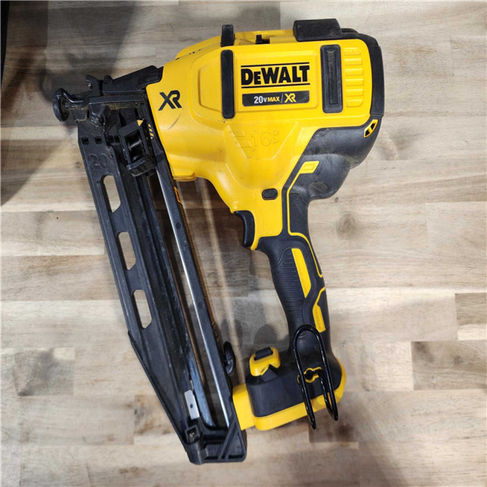 HOUSTON LOCATION - AS-IS DeWalt DCN660D1 20V 16 Gauge Cordless Angled Finish Nailer Kit W/ 2Ah Battery