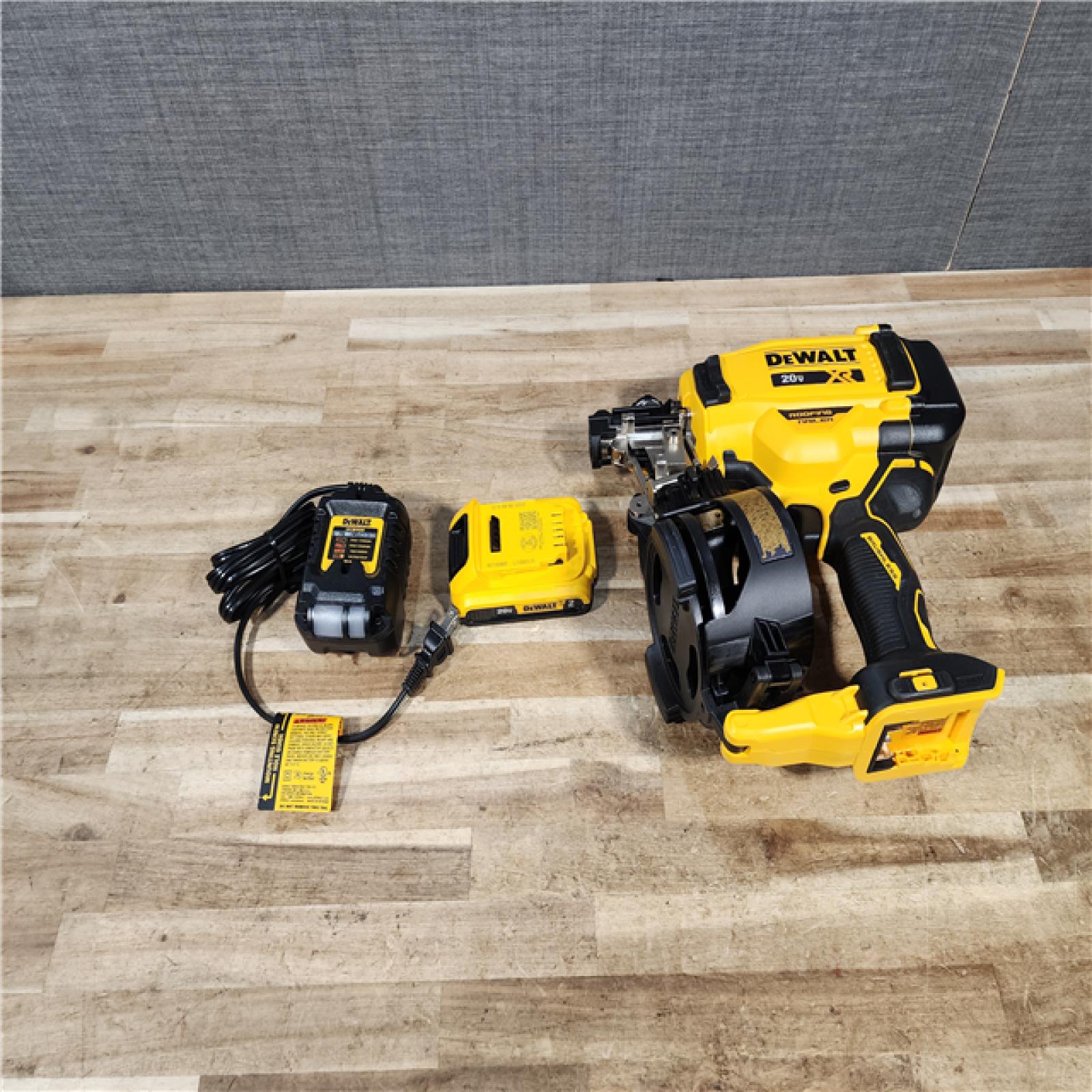 HOUSTON LOCATION - AS - IS DEWALT 20V MAX Lithium-Ion 15-Degree Electric Cordless Roofing Nailer Kit