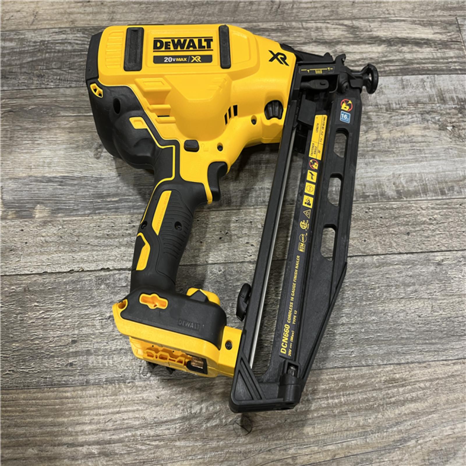 AS-IS DEWALT 20V MAX XR 16-Gauge Electric Cordless Angled Finishing Nailer Kit