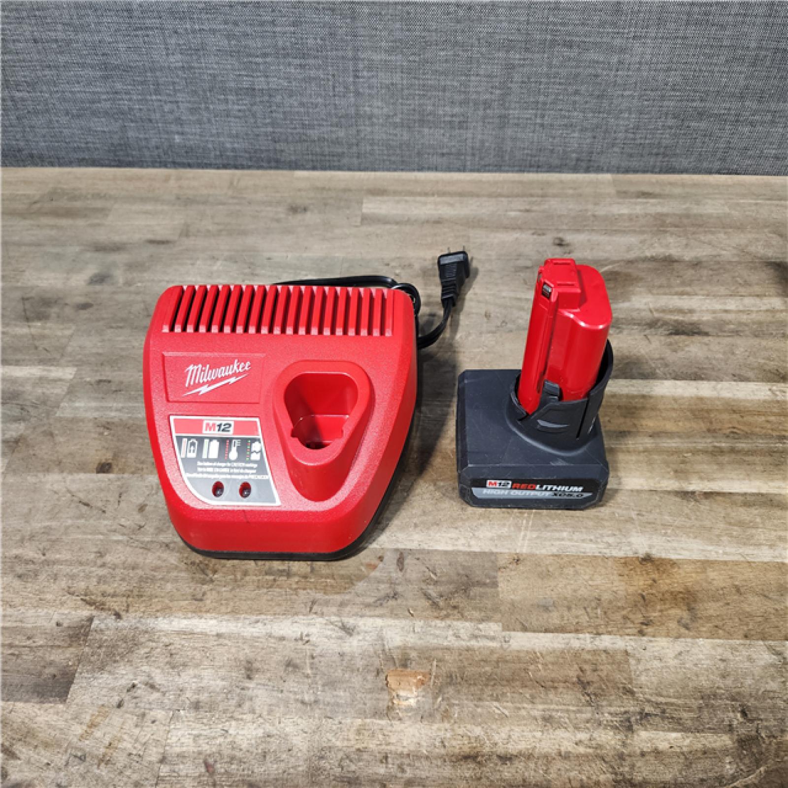 HOUSTON LOCATION - AS-IS Milwaukee-3632-21 M12 Green Beam Laser 360° 3-Plane Kit