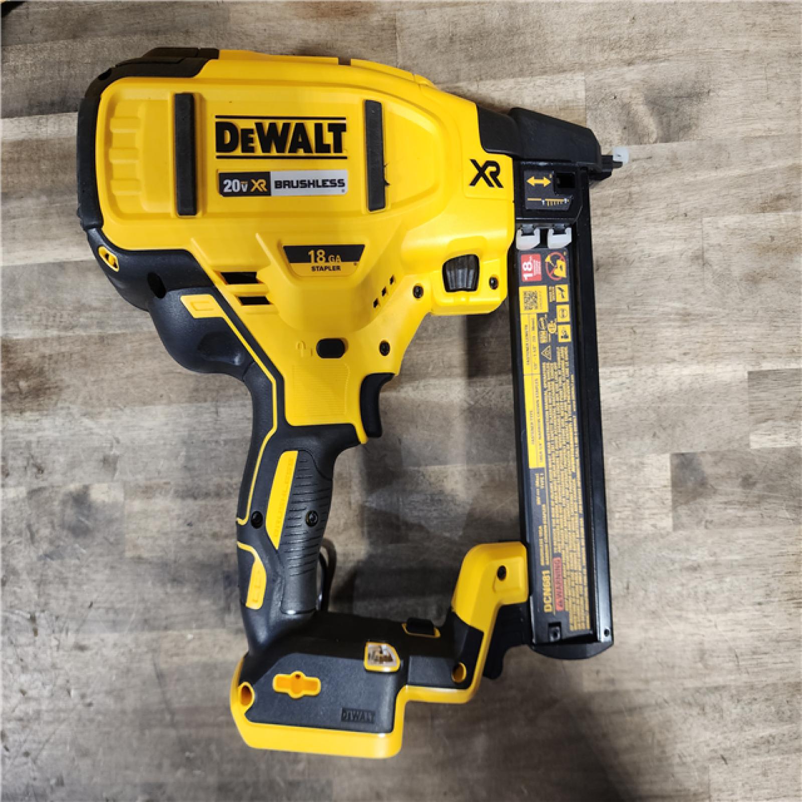 HOUSTON LOCATION - AS-IS DeWALT DCN681D1 20-Volt MAX 18ga Cordless Brushless Narrow Crown Stapler Kit