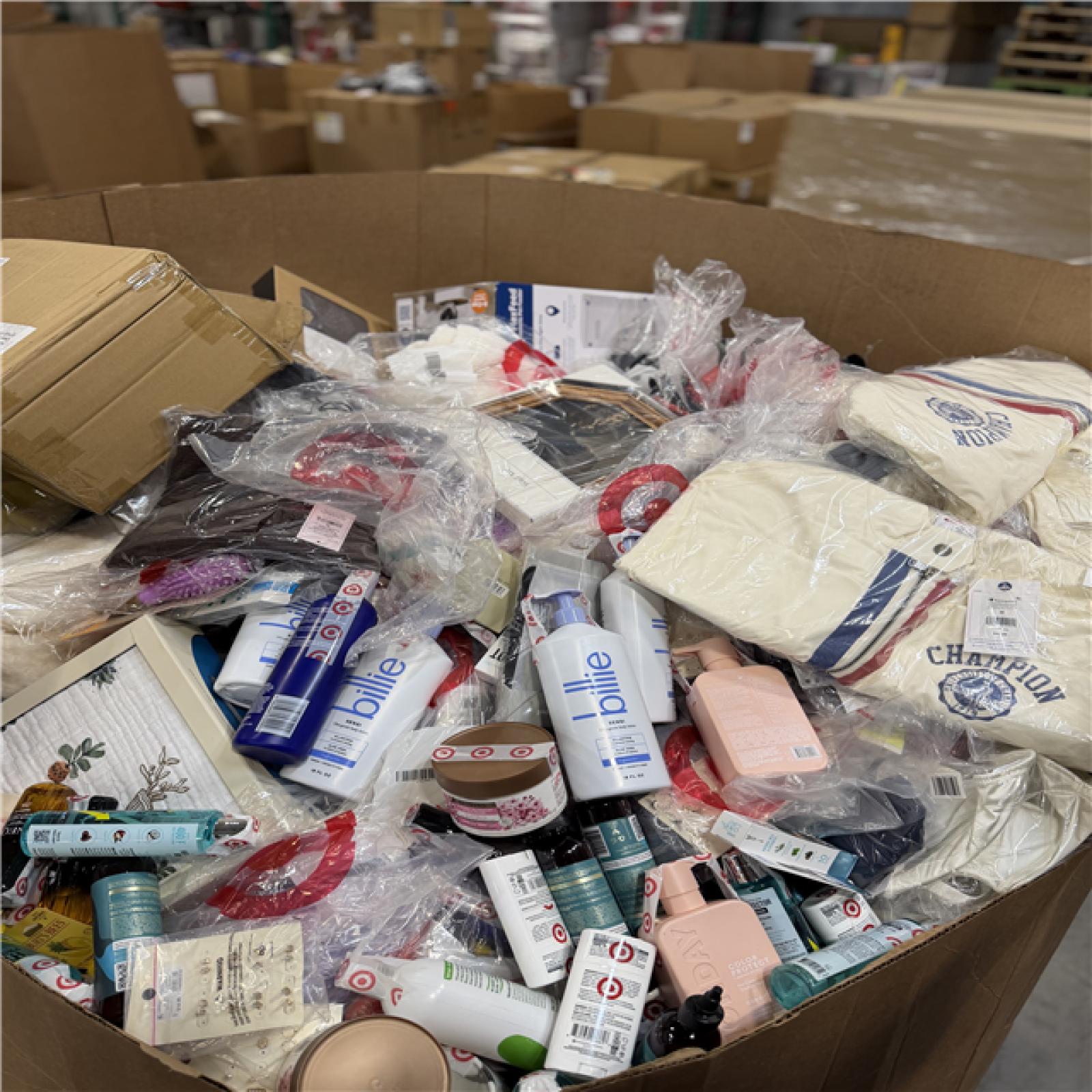 DALLAS LOCATION - BULLSEYE MIXED CLOTHING PALLET-(1 300 UNITS)