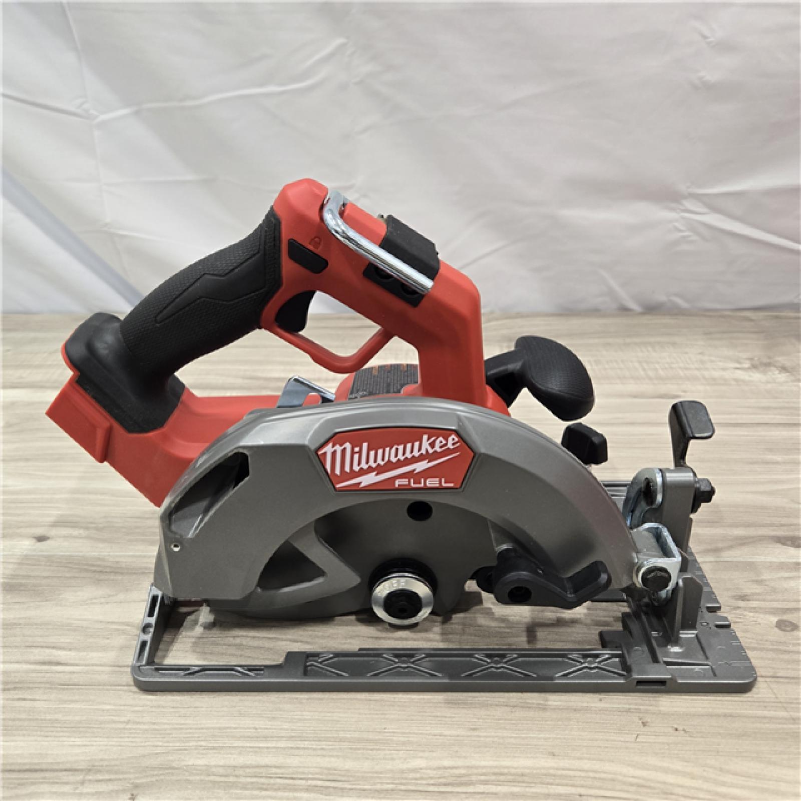 LIKE NEW! - Milwaukee Tools M18 FUEL 7-1/4 Circular Saw (Tool Only) 2834-20