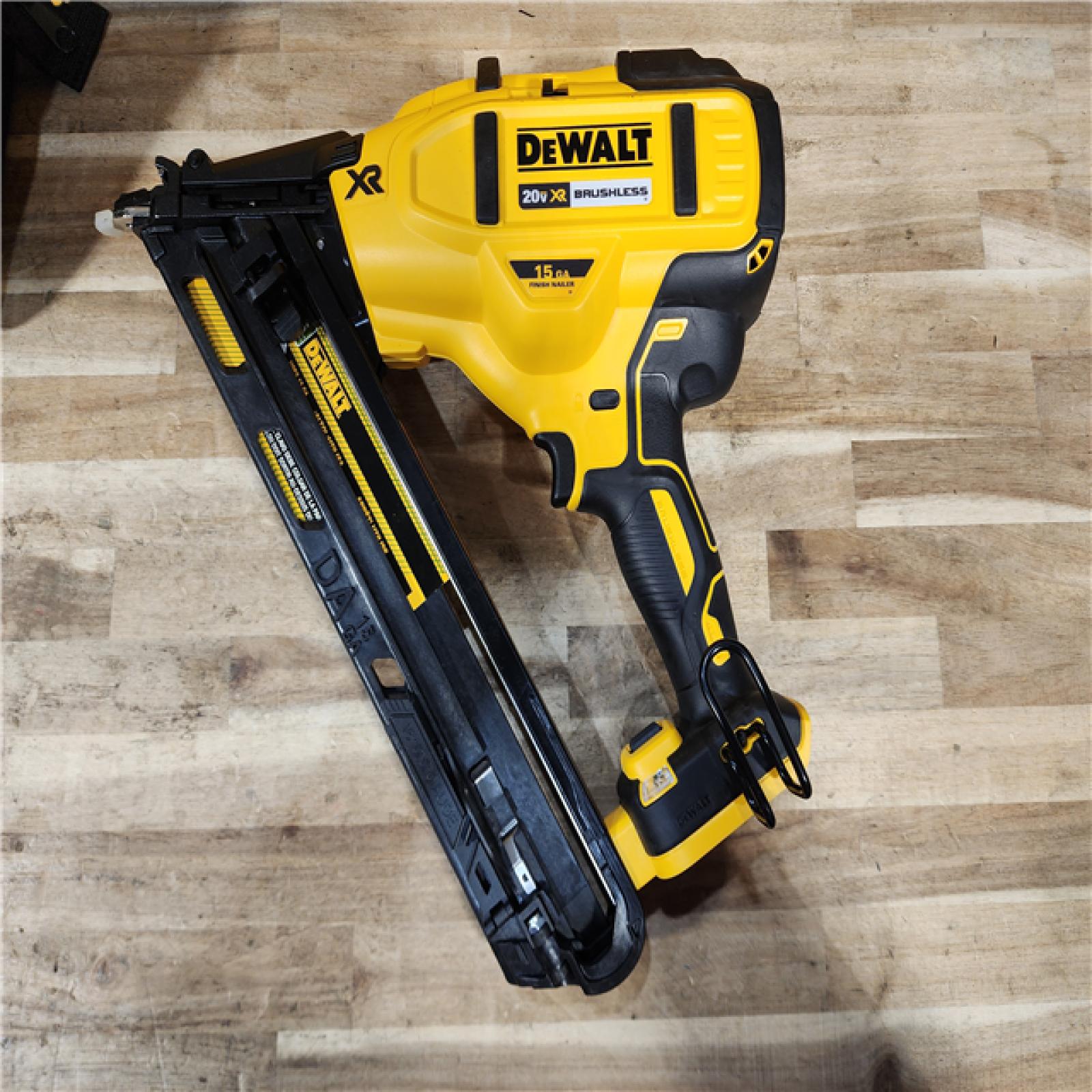 HOUSTON LOCATION - AS-IS DEWALT 20V MAX XR Lithium-Ion Cordless 2-1/2 in. 15-Gauge Finish Nailer Kit