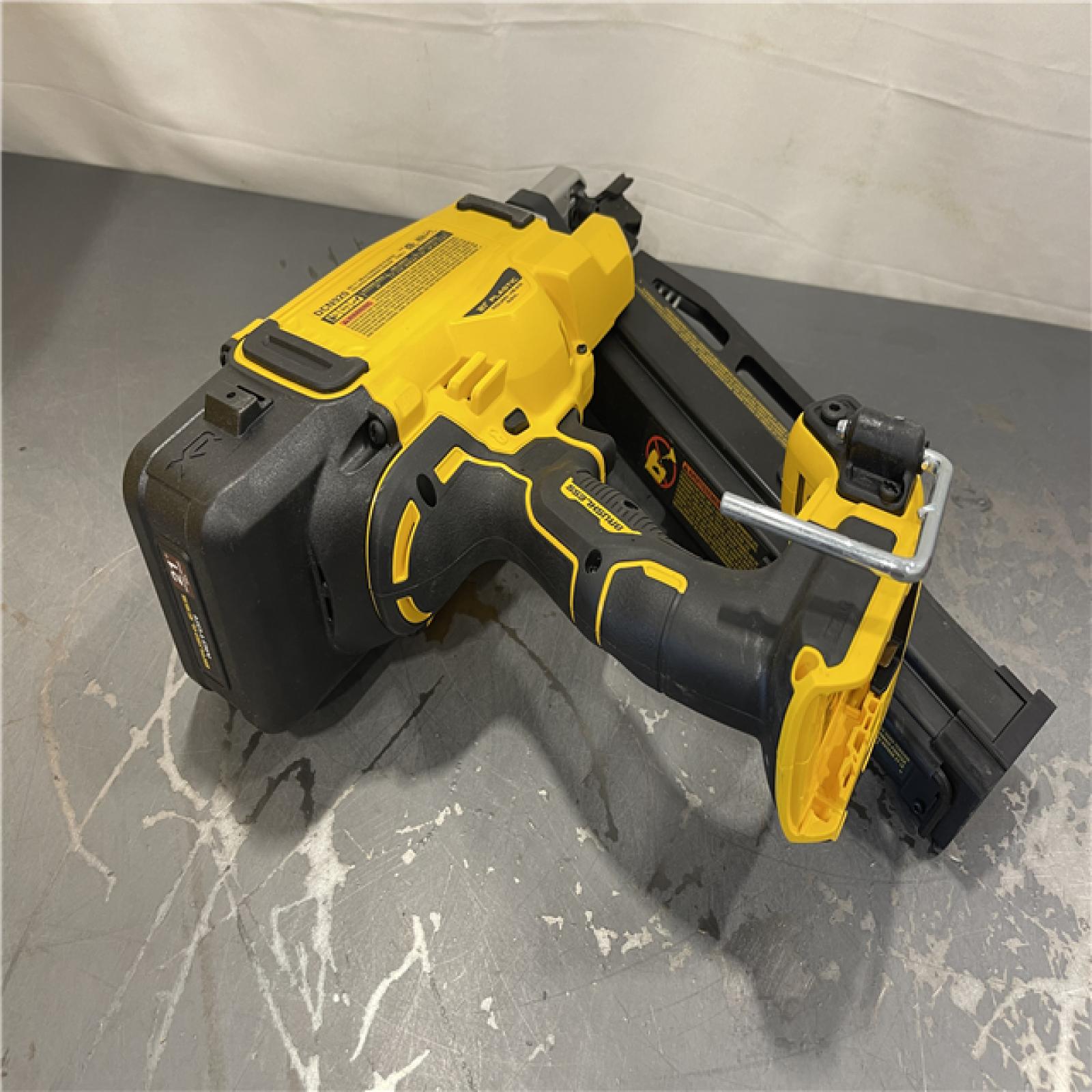 AS-IS - DEWALT 20-Volt 21° Cordless Framing Nailer