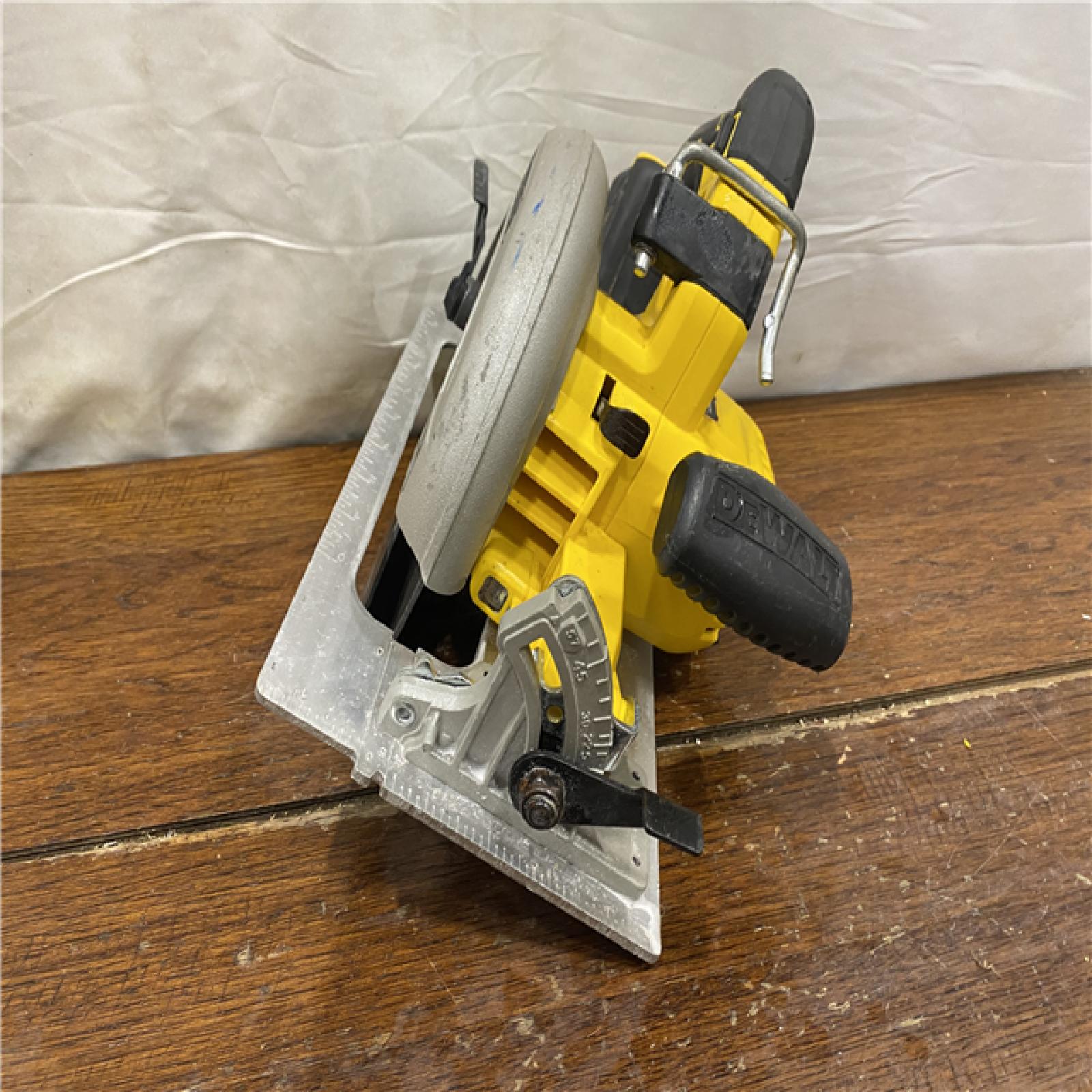 AS-IS DEWALT 20-Volt MAX 7-1/4 in. Cordless Circular Saw (Tool Only)
