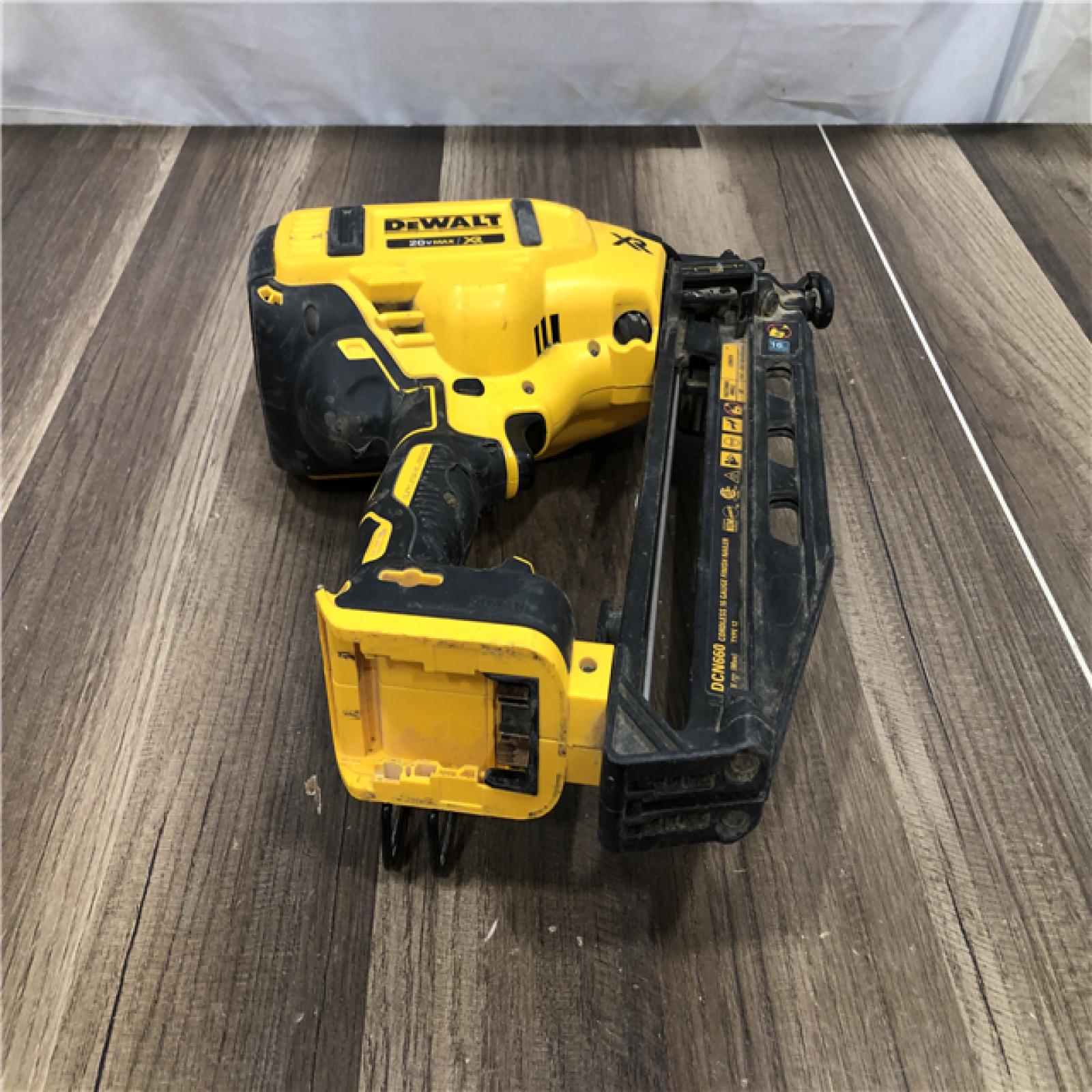 AS-IS DEWALT 20V MAX XR 16-Gauge Electric Cordless Angled Finishing Nailer Kit