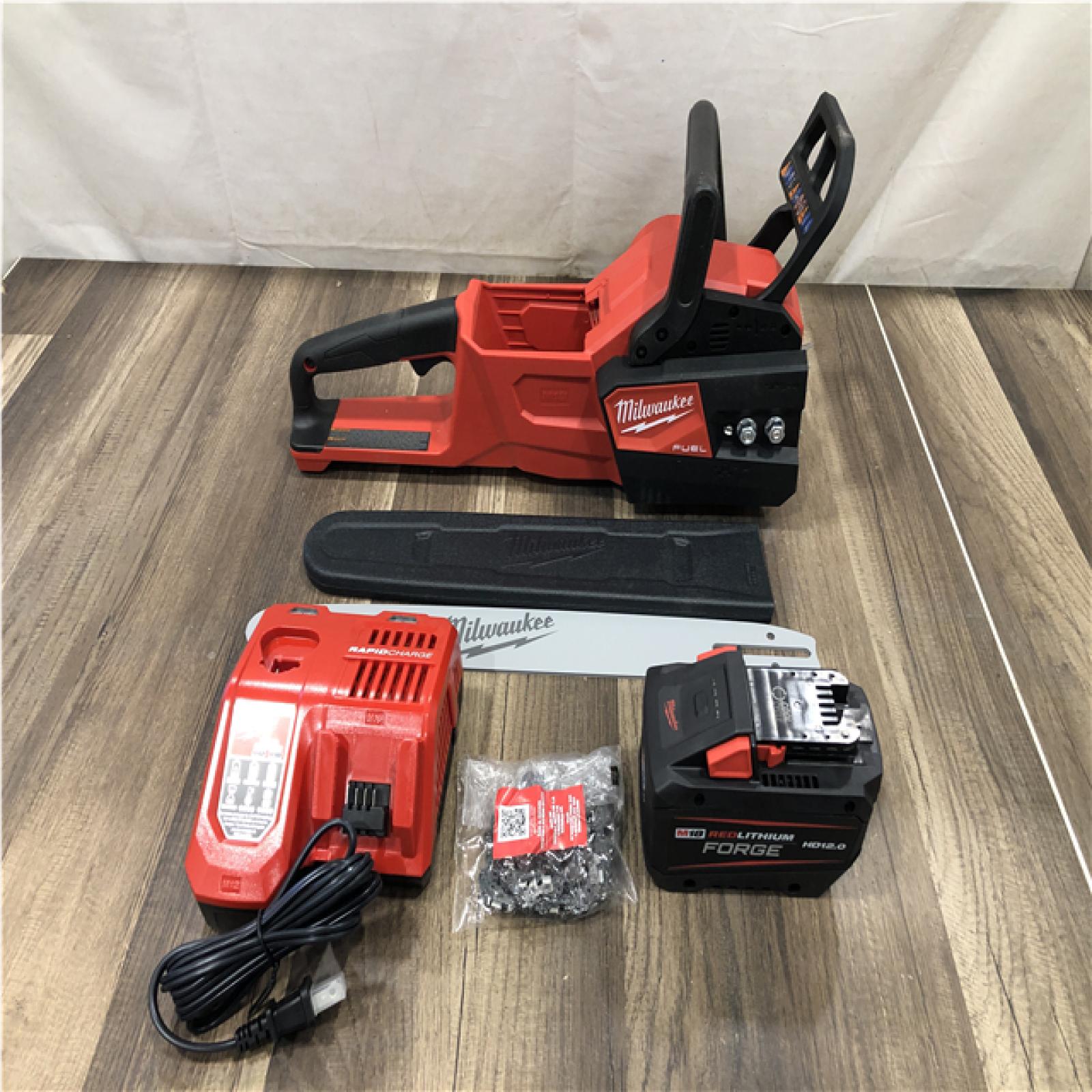 Milwaukee FUEL 16 in. 18V Lithium-Ion Brushless Battery Chainsaw Kit
