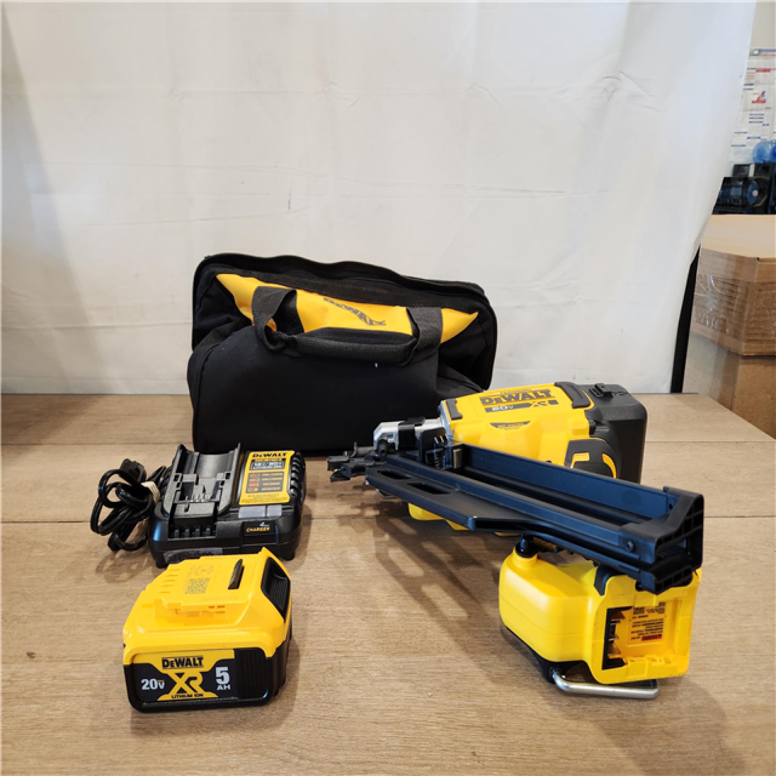 AS-IS- DEWALT 20-Volt 30° Cordless Framing Nailer Kit