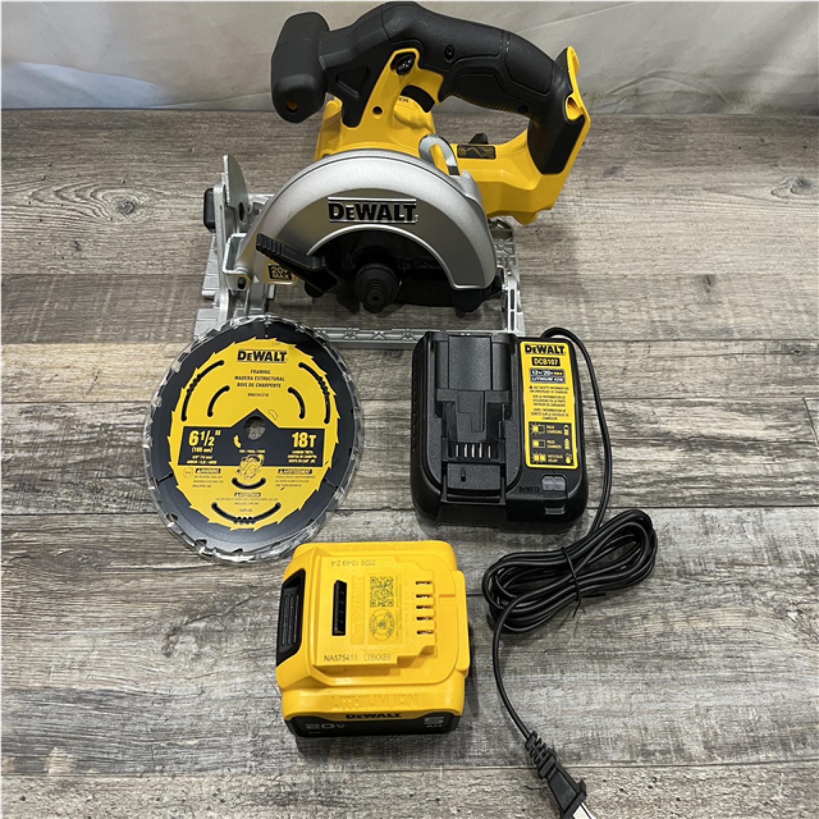 AS-IS DEWALT 20V MAX Cordless 6-1/2 in. Circular Saw Kit