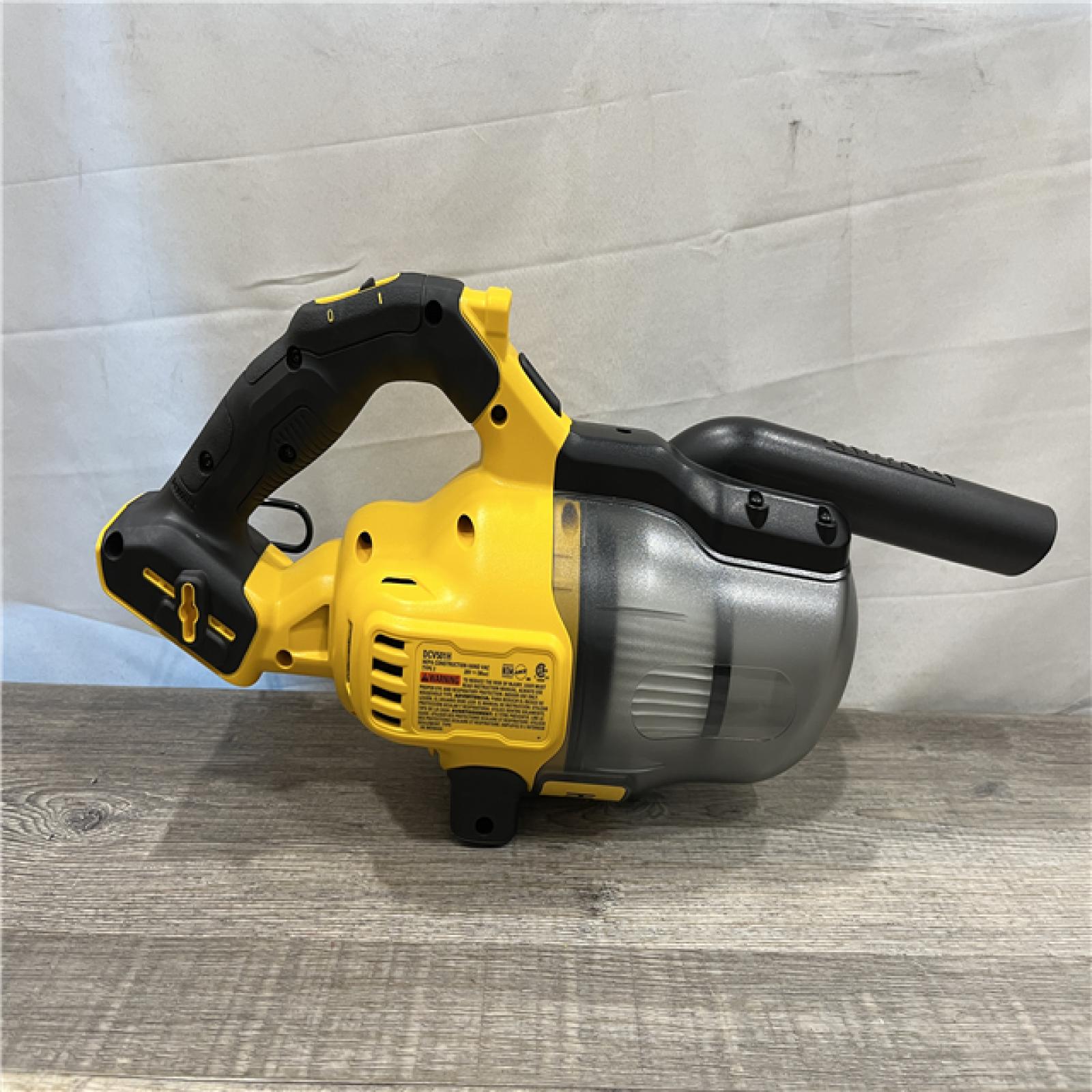 LIKE NEW - DEWALT Bagless 20V MAX Stick Cordless General Dirt Filter Handheld Vacuum (Tool Only)
