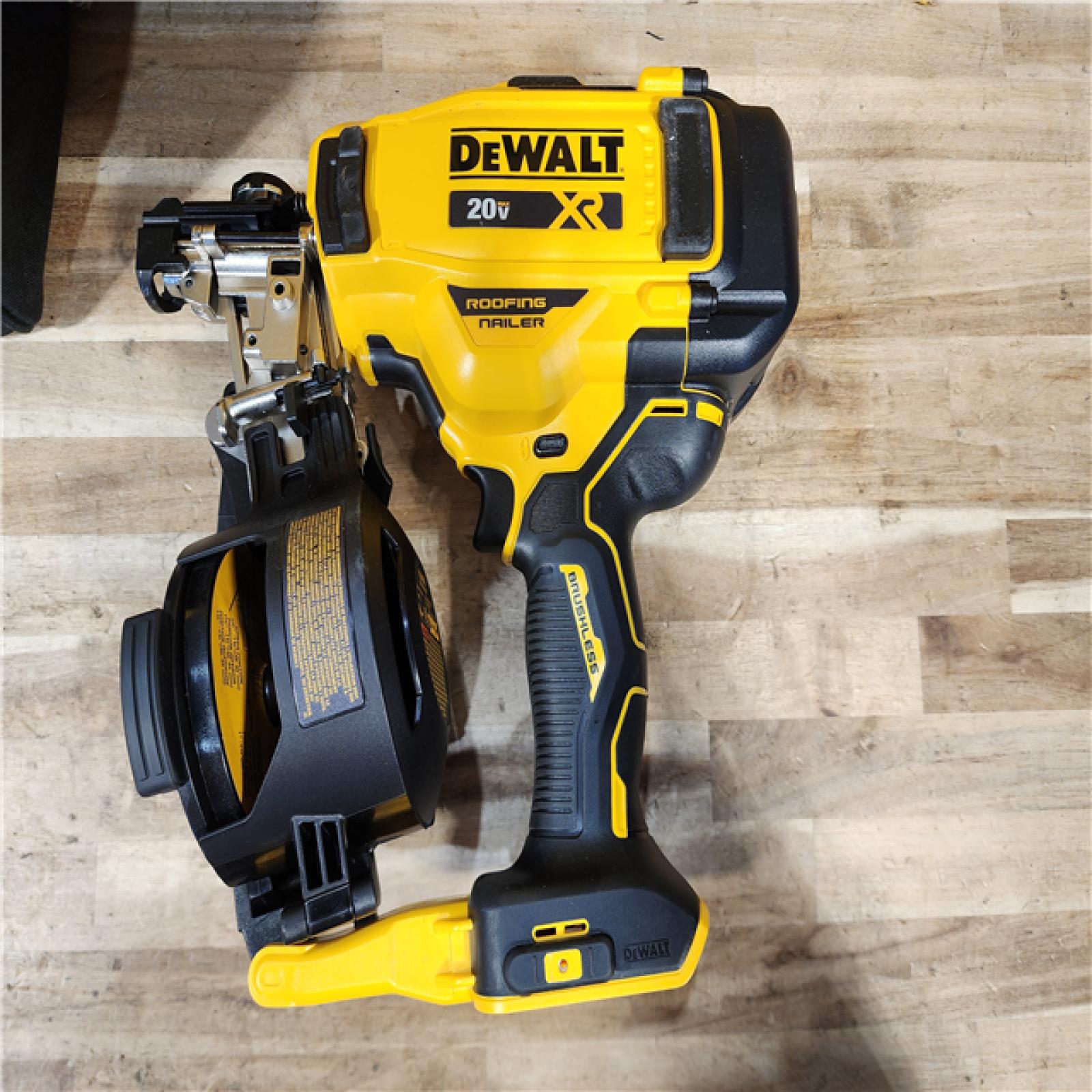 HOUSTON LOCATION - AS-IS (APPEAR LIKE NEW) DEWALT 20V MAX Lithium-Ion 15-Degree Electric Cordless Roofing Nailer Kit