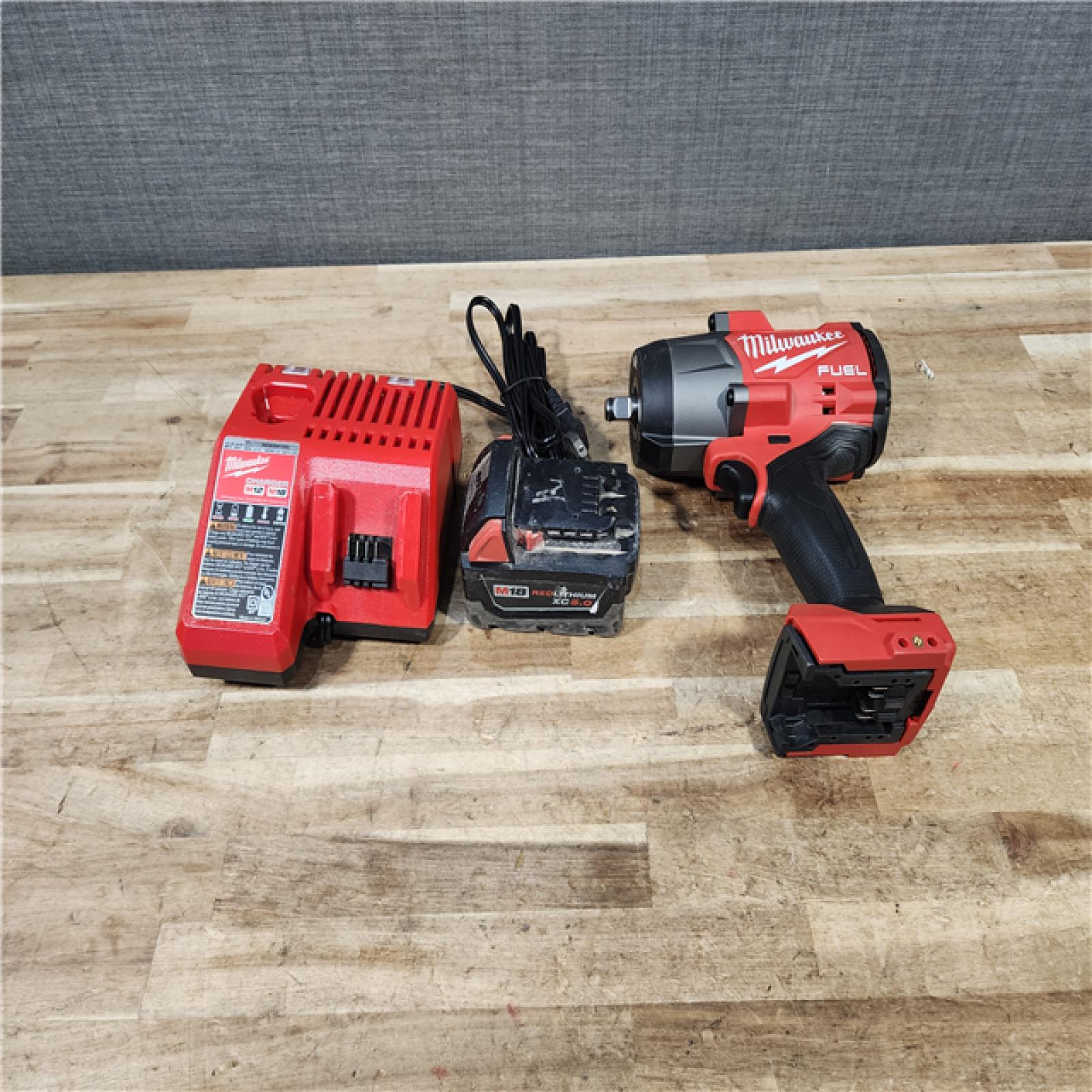 HOUSTON LOCATION - AS - IS Milwaukee M18 FUEL Brushless Cordless High-Torque 1/2 in. Impact Wrench W/Friction Ring Kit