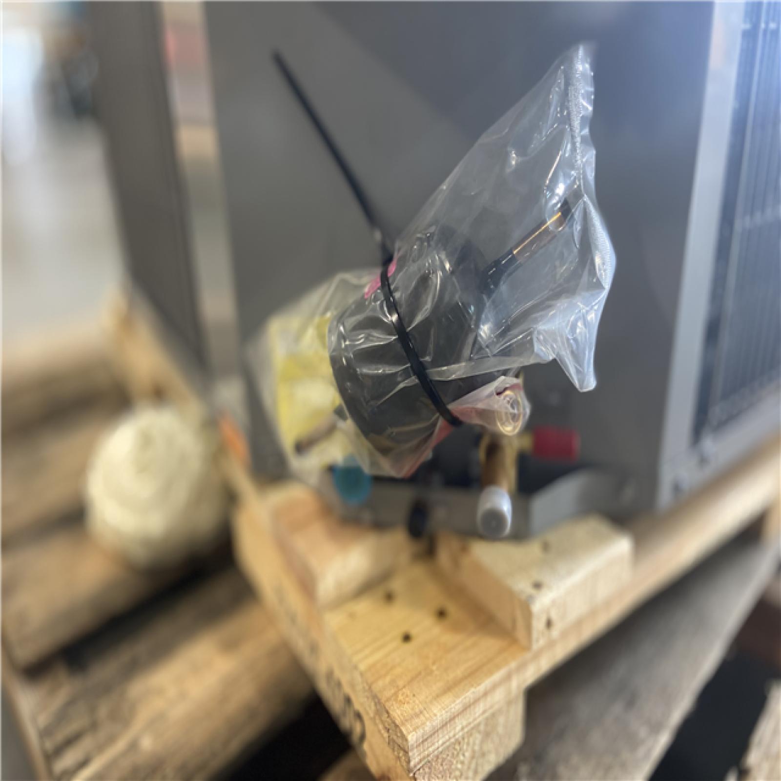 DALLAS LOCATION - Smartcomfort® By Carrier 1.5 Ton 14.3 Seer2 Heat Pump