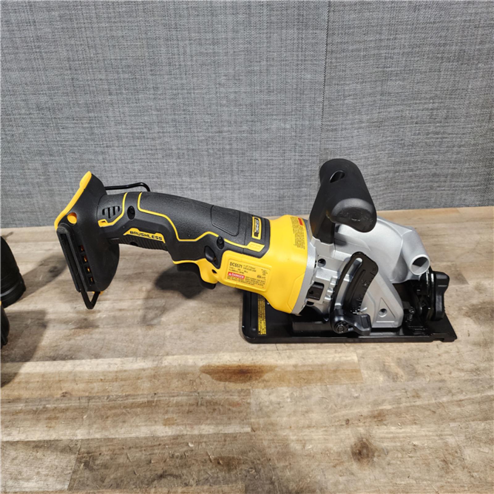HOUSTON LOCATION - AS-IS DEWALT ATOMIC 20V MAX Cordless Brushless 4-1/2 in. Circular Saw W/ BATTERY & CHARGER