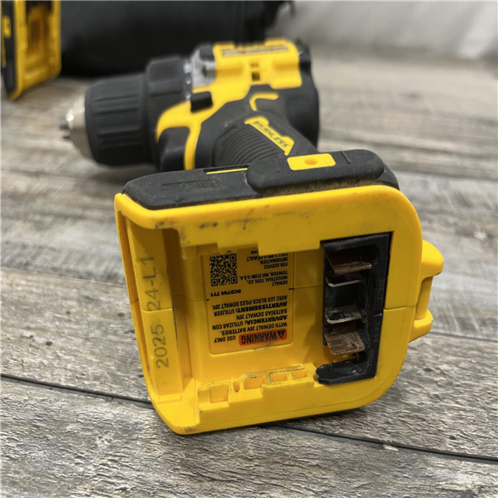 AS-IS DEWALT 20V XR Lithium-Ion Cordless Brushless 1/2 in. Drill/Driver Kit