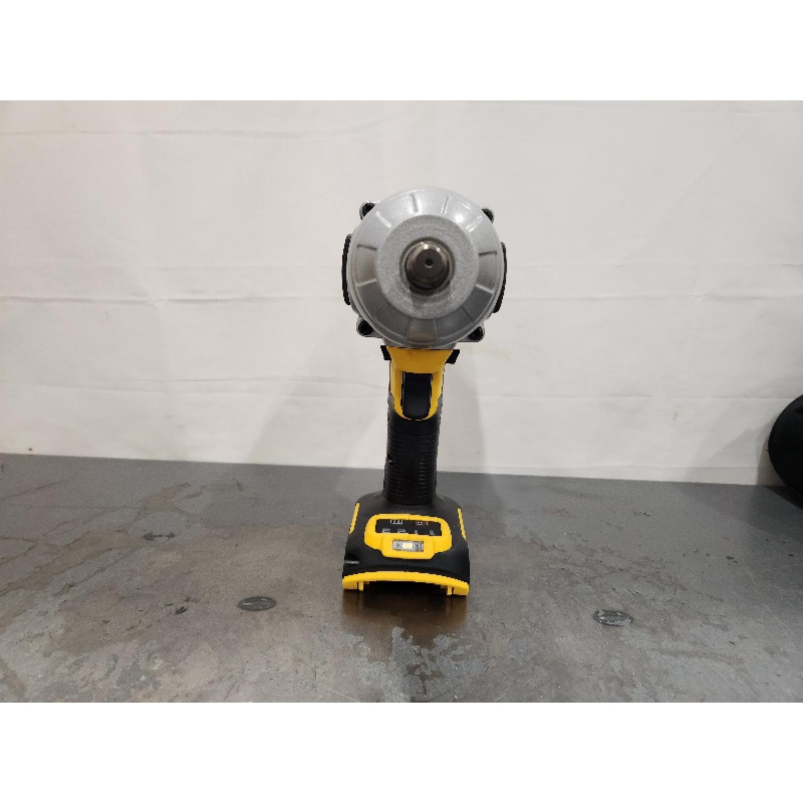 AS-IS- Dewalt 20V MAX Lithium-Ion Cordless 1/2 in. Impact Wrench Kit W/ BATTERY & CHARGER